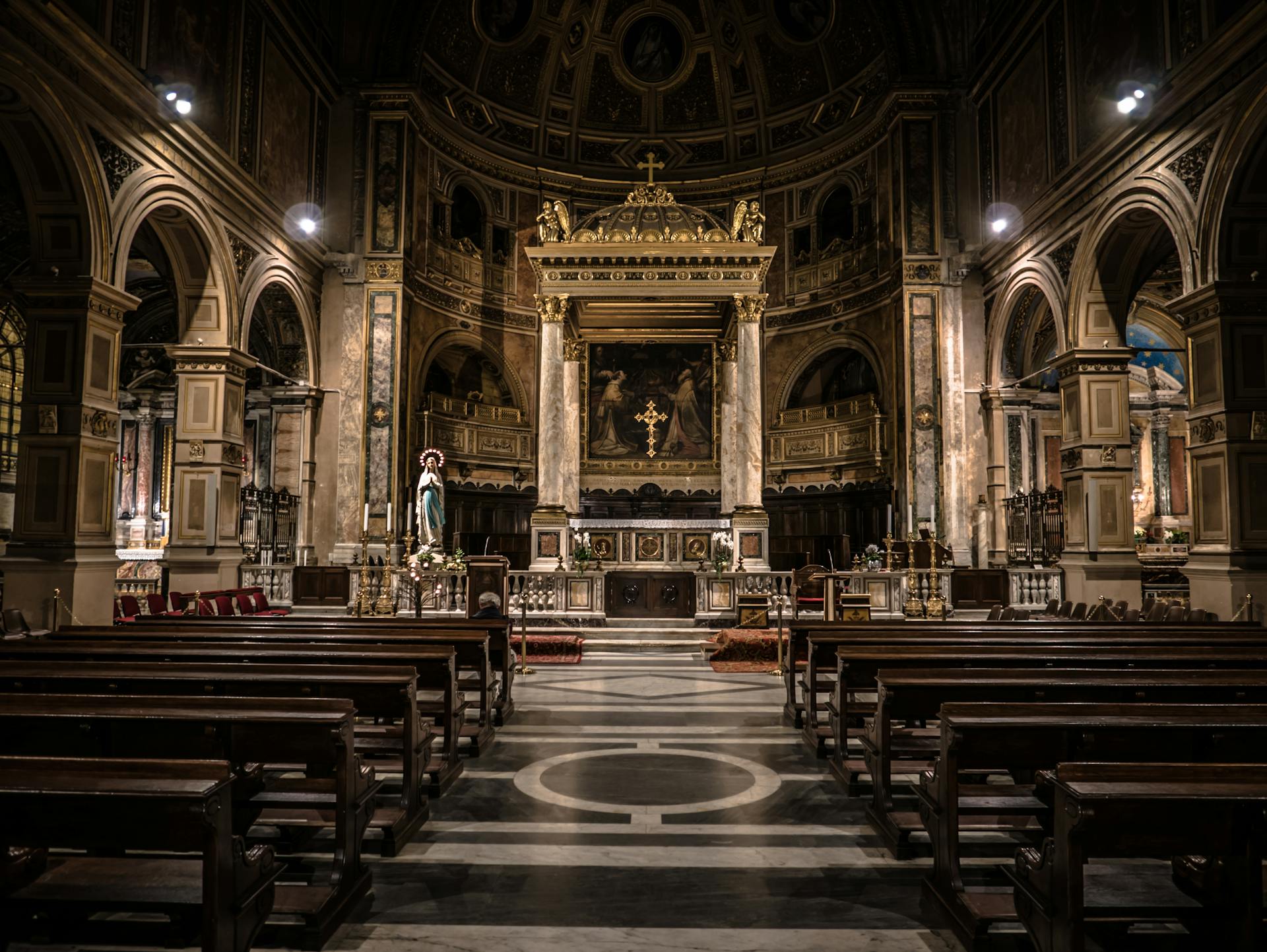 El interior de una iglesia | Fuente: Pexels