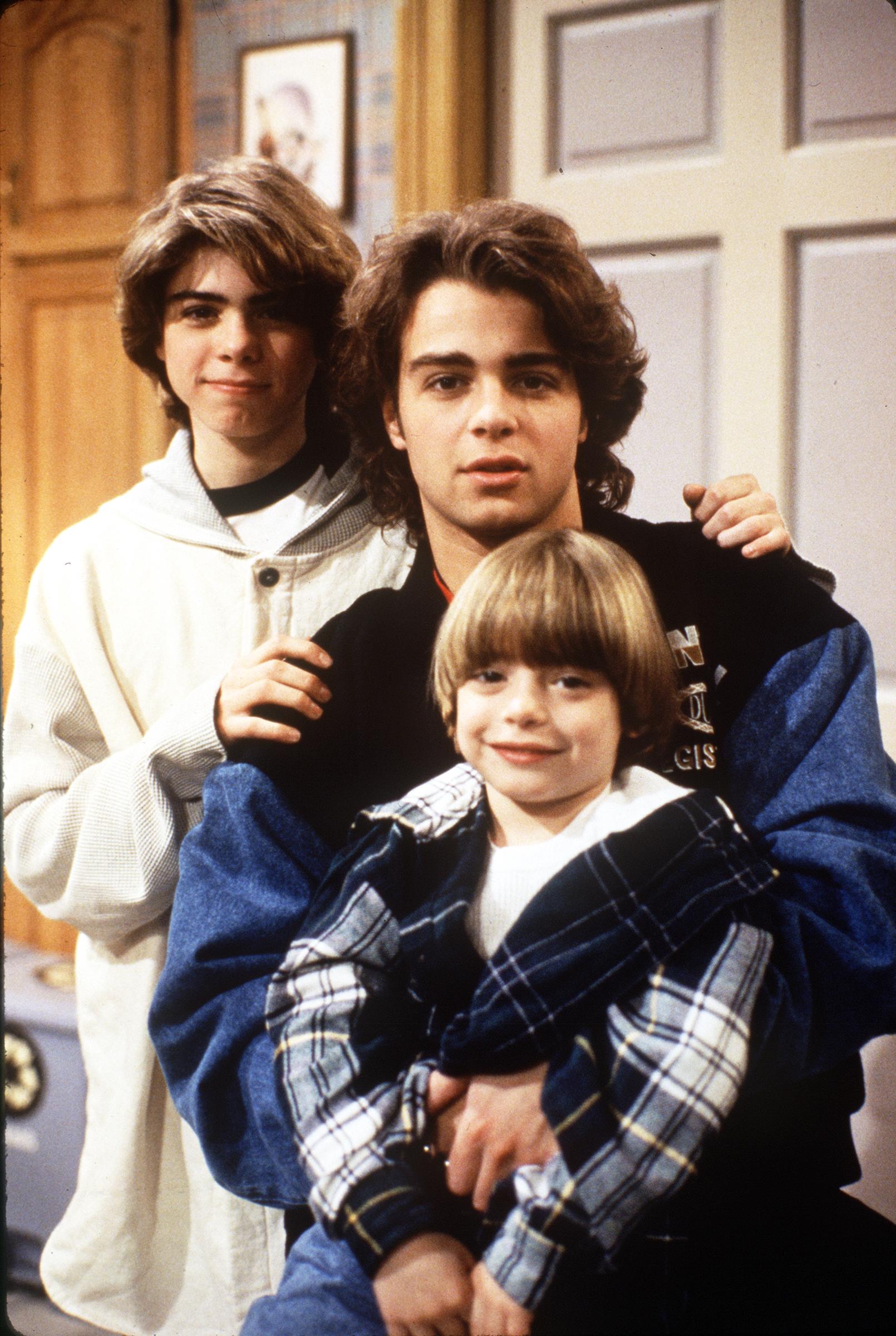 Matthew, Joey y Andrew Lawrence en el plató de "Blossom", 1994 | Fuente: Getty Images