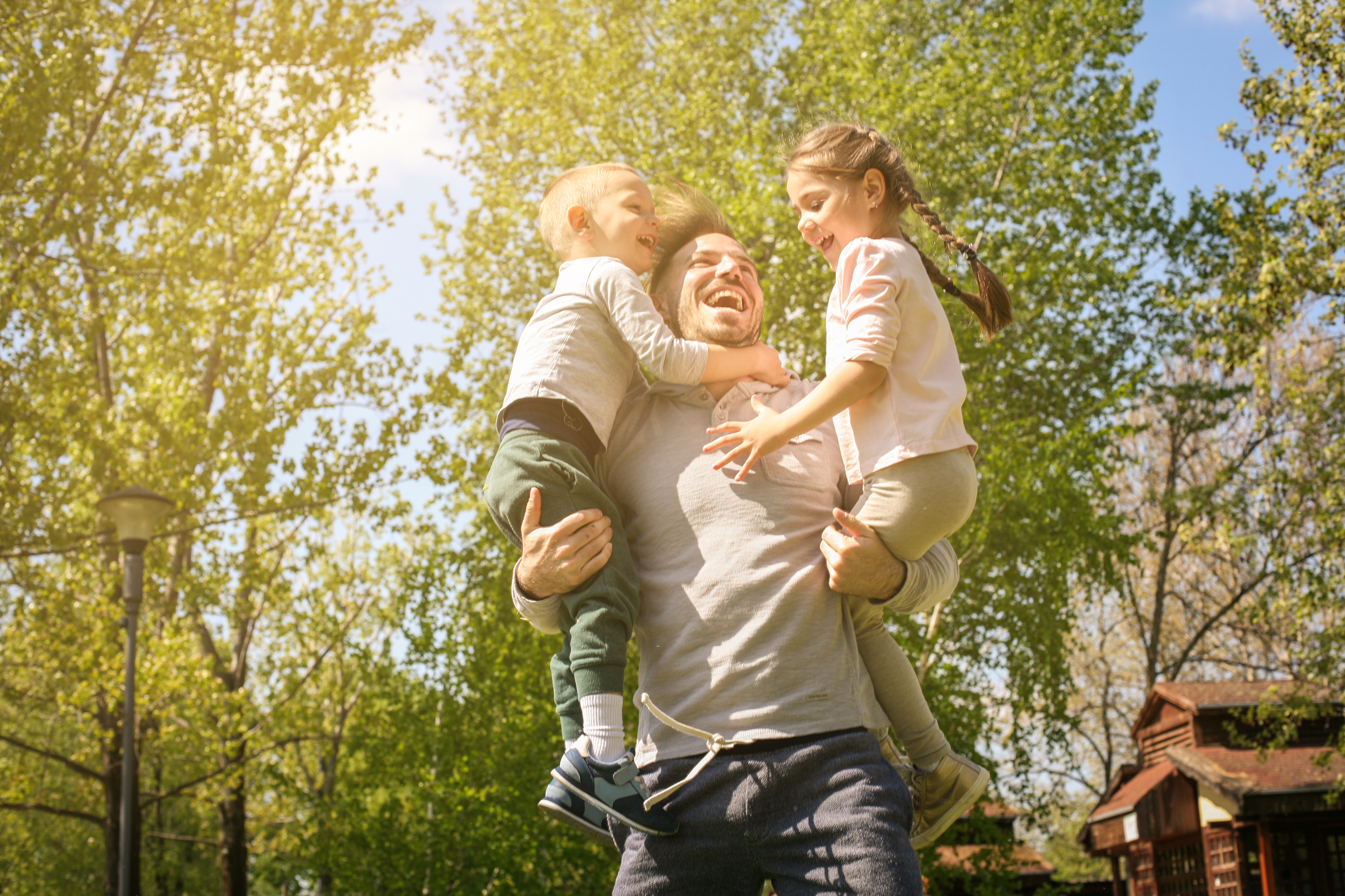 Un padre con dos hijos | Foto: Shutterstock