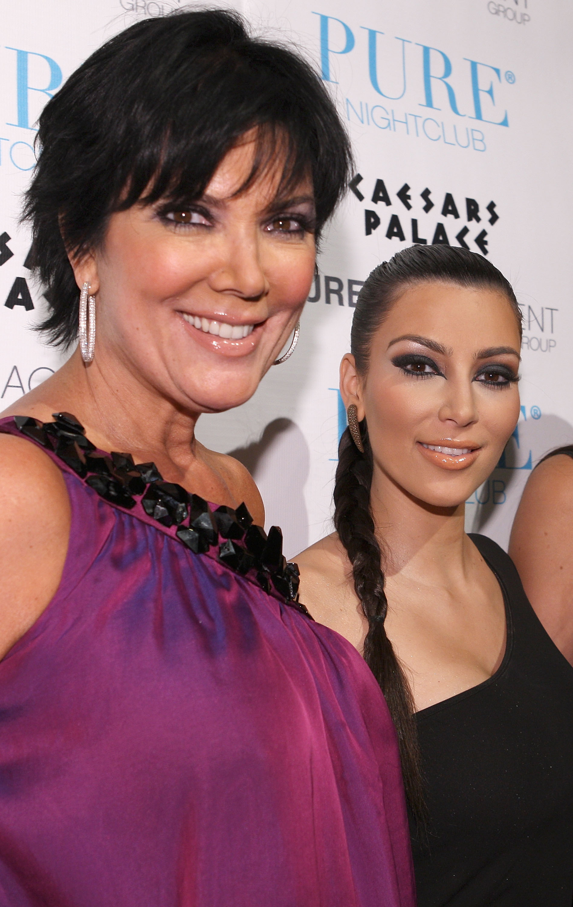 Kris Kardashian posa junto a su hija Kim Kardashian en la fiesta de cumpleaños de Khloé Kardashian en la discoteca PURE de Las Vegas. | Fuente: Getty Images