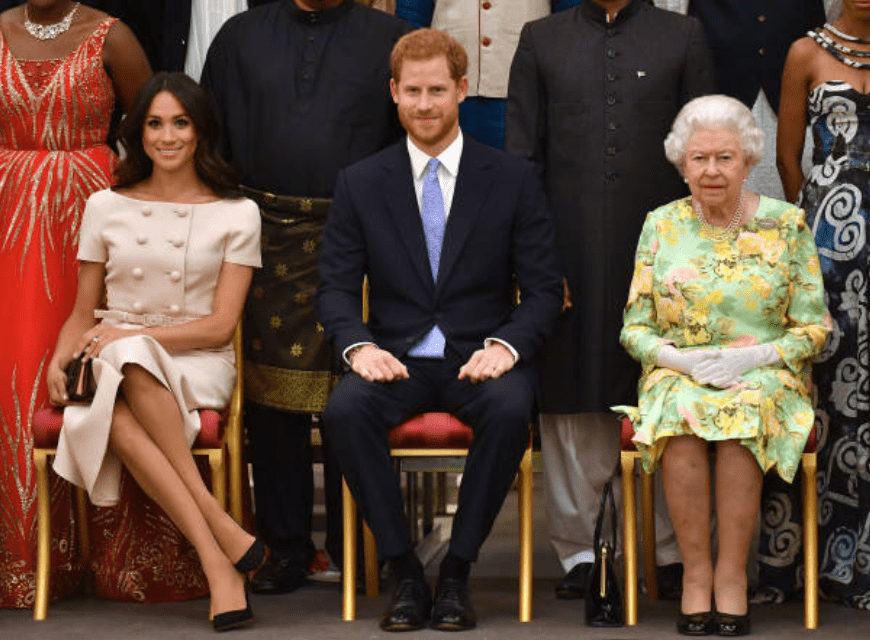 Meghan Markle, el Príncipe Harry y la Reina Elizabeth en la Ceremonia de los Premios de los Jóvenes Líderes de la Reina, el 26 de junio de 2018 en Londres. | Foto: John Stillwell - WPA Pool / Getty Images