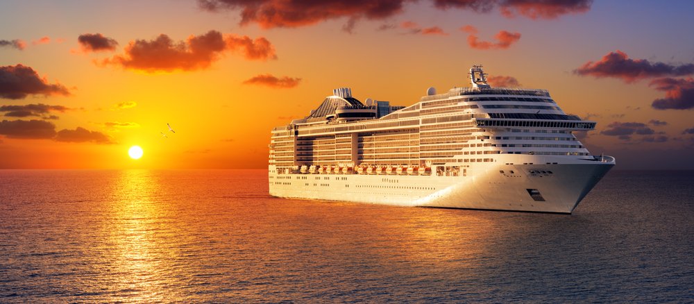 Una foto de crucero al atardecer en el océano. | Foto: Shutterstock
