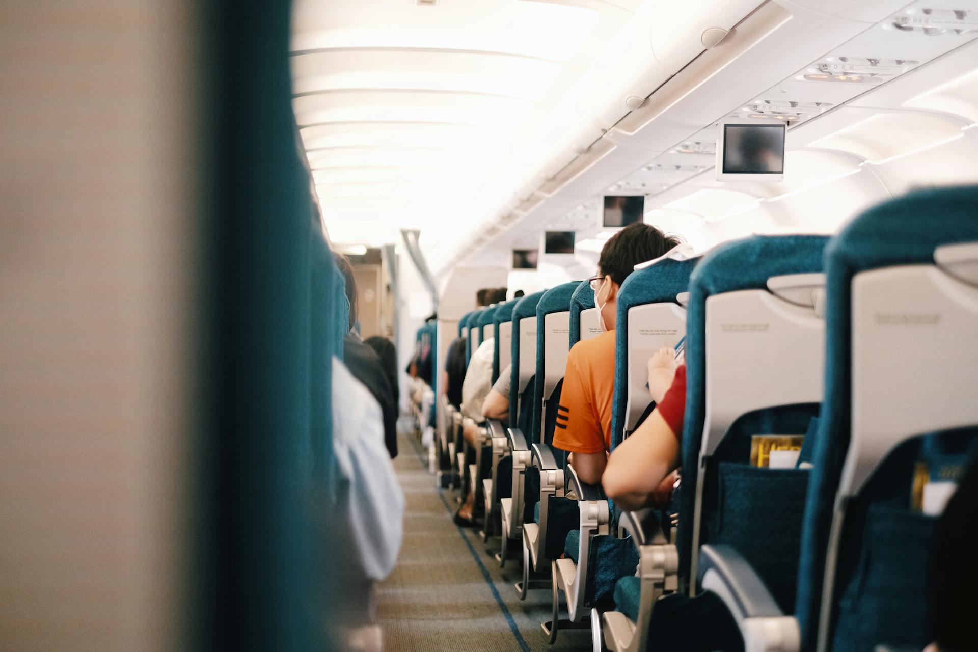 Pasajeros en el interior de un avión | Fuente: Pexels