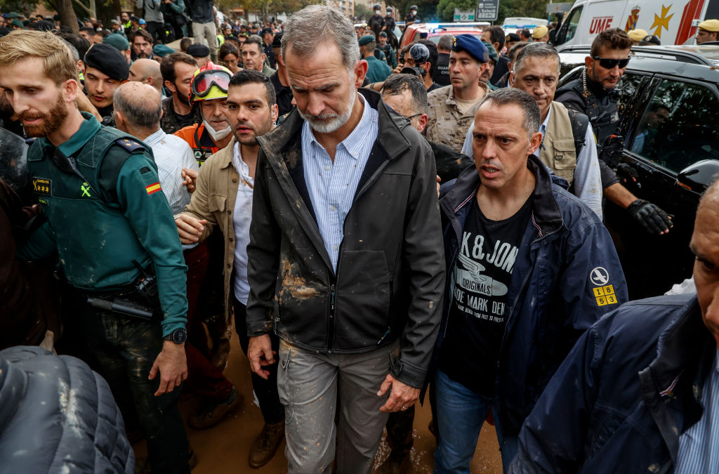 El rey Felipe VI manchado de barro en Paiporta. | Foto: Getty Images