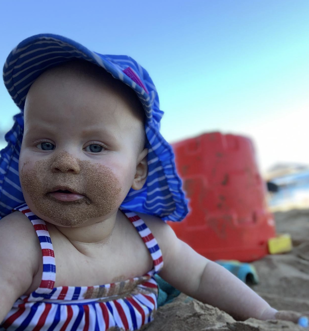 Una foto de Aspen en la playa, de un post fechado el 27 de abril de 2020 | Fuente: Instagram/reedchoward