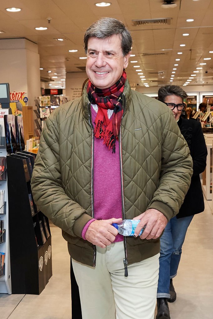 Cayetano Martínez de Irujo firmando copias de su libro 'De Cayetana a Cayetano' en la tienda de El Corte Inglés el 17 de diciembre de 2019 en Madrid, España. | Foto: Getty Images
