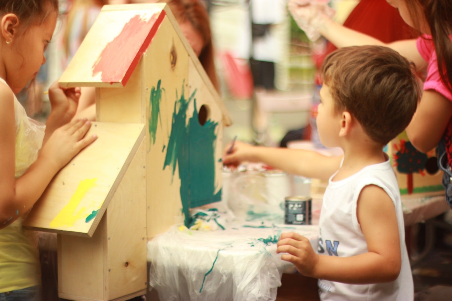 Niño pintando. | Foto: Unsplash