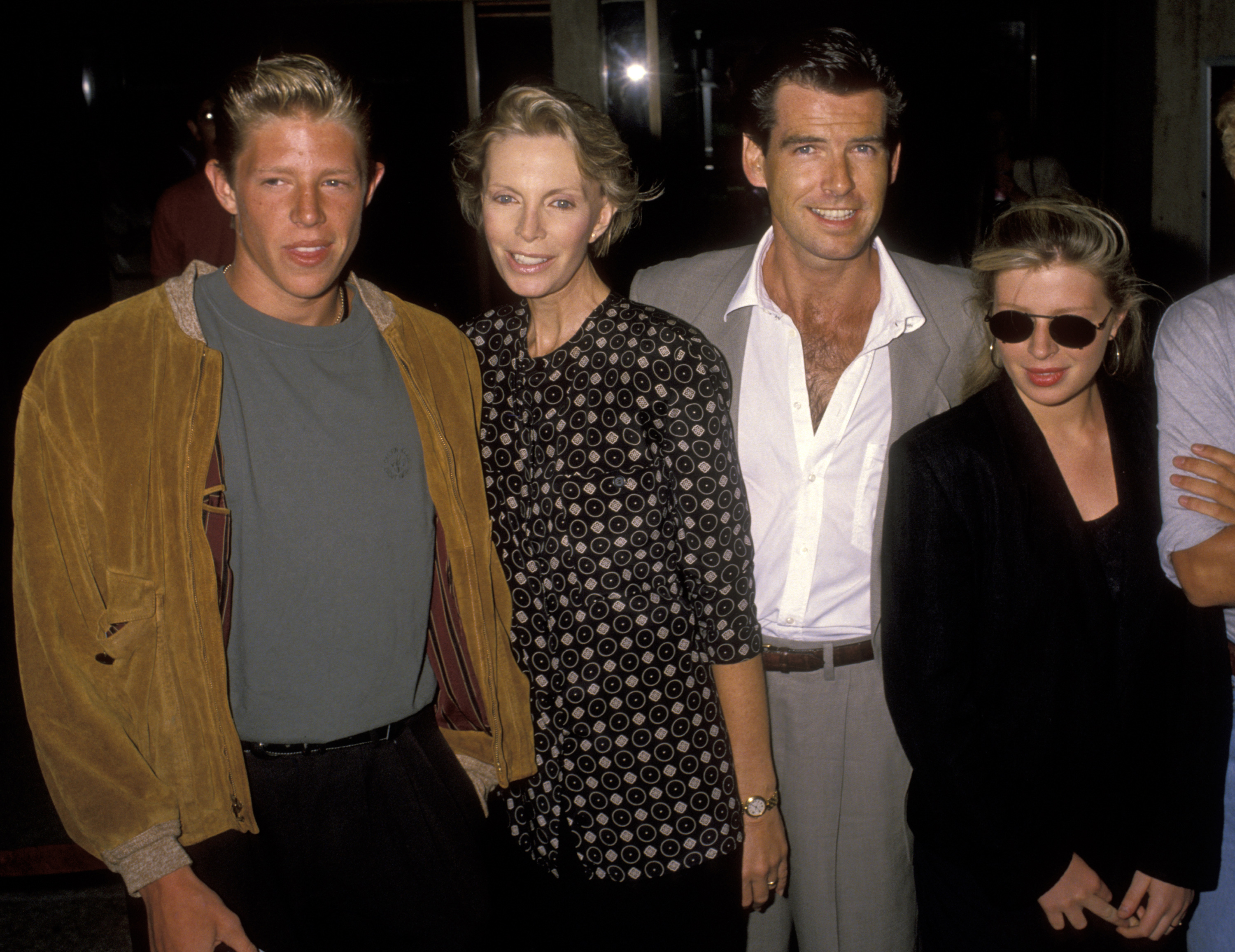 Christopher, Pierce y Charlotte Brosnan con Cassandra Harris en "Postcards From the Edge" en Los Ángeles, California, en 1990 | Fuente: Getty Images
