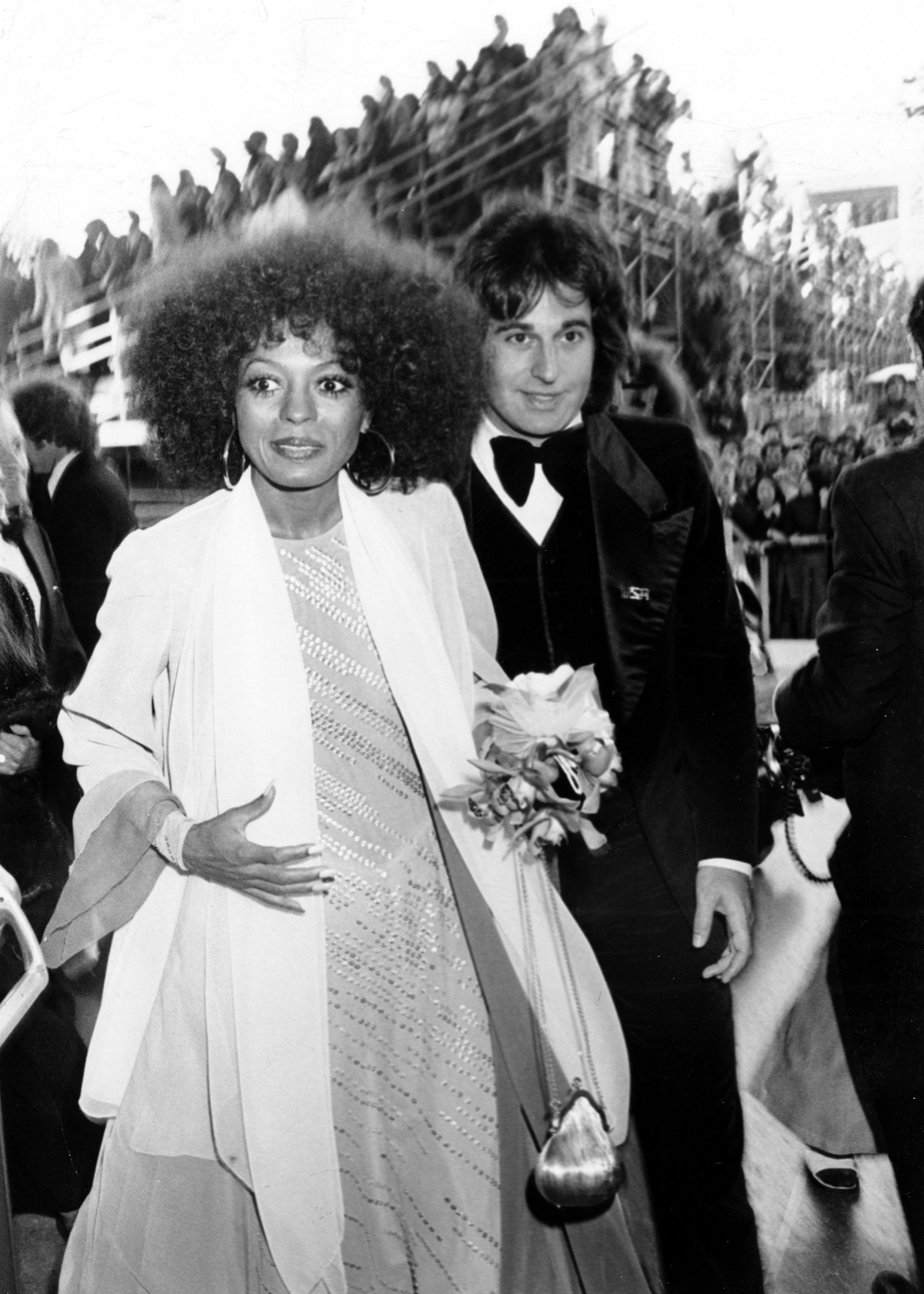 Diana Ross y su esposo Robert Ellis Silberstein asisten a la 46ª entrega de los premios de la Academia en el Dorothy Chandler Pavilion el 2 de abril de 1974 en Los Ángeles, California | Foto: Getty Images