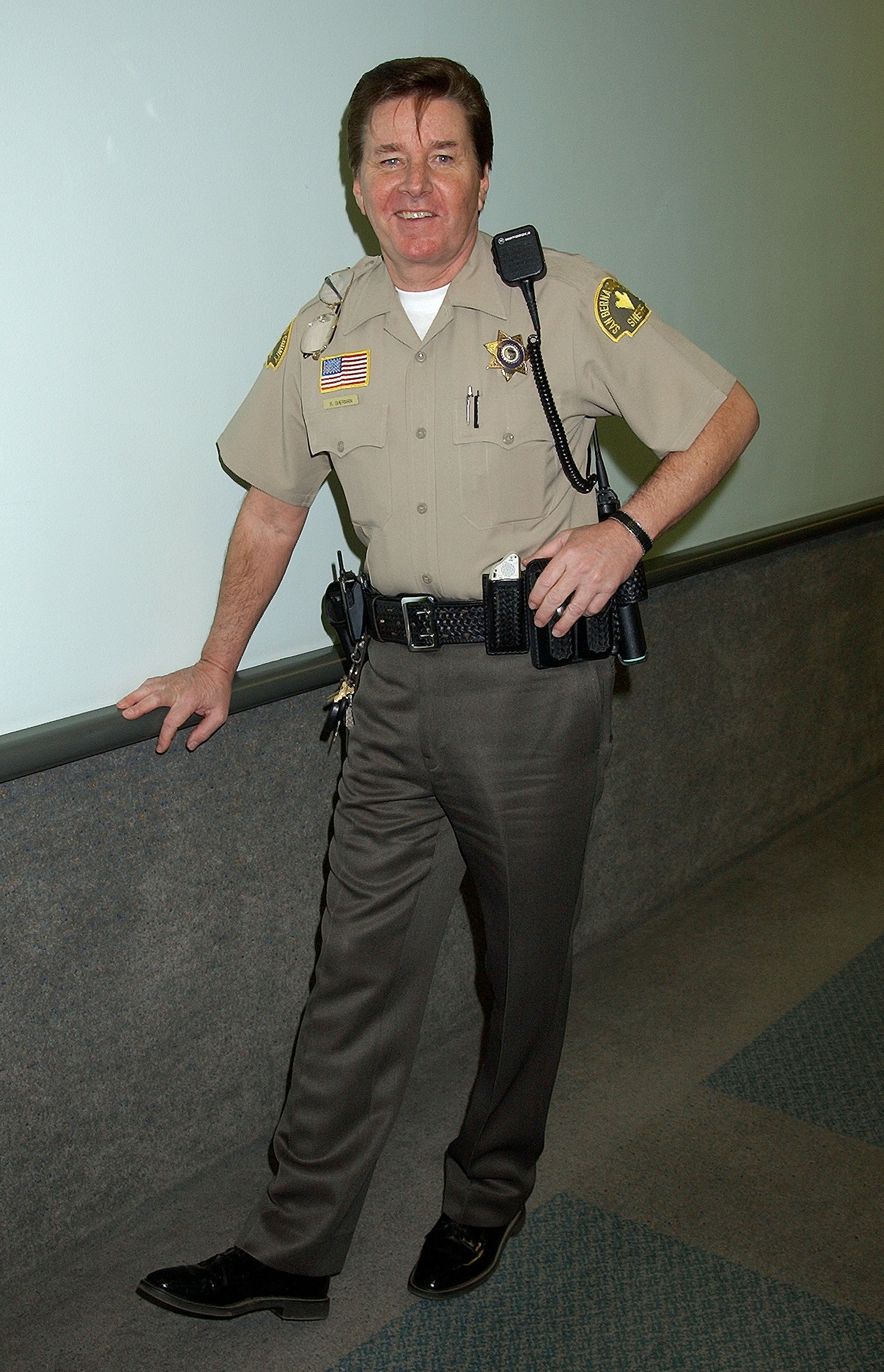 Bobby Sherman como ayudante del sheriff del condado de San Bernardino en 2003 | Fuente: Getty Images