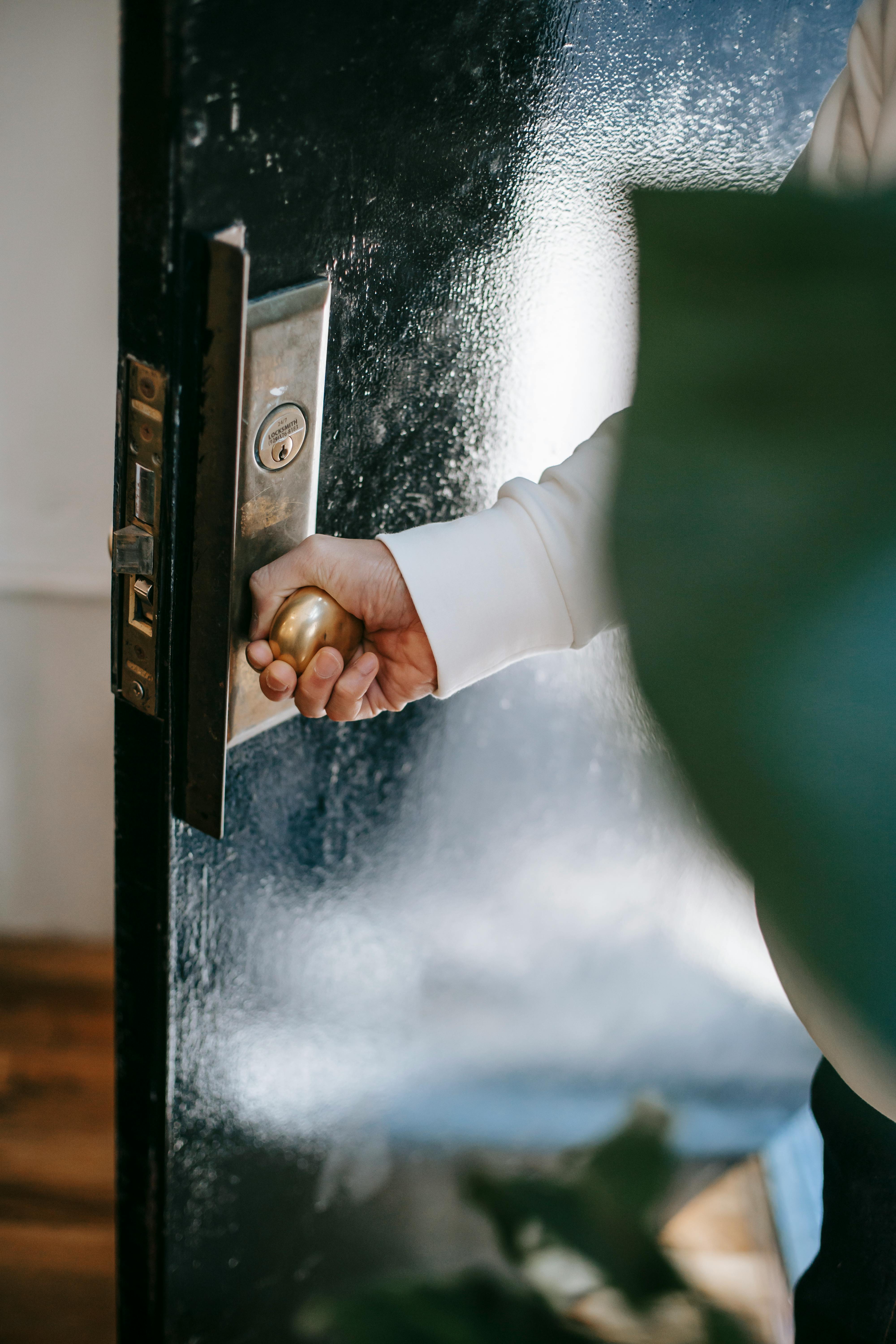 Un uomo che apre una porta | Fonte: Pexels
