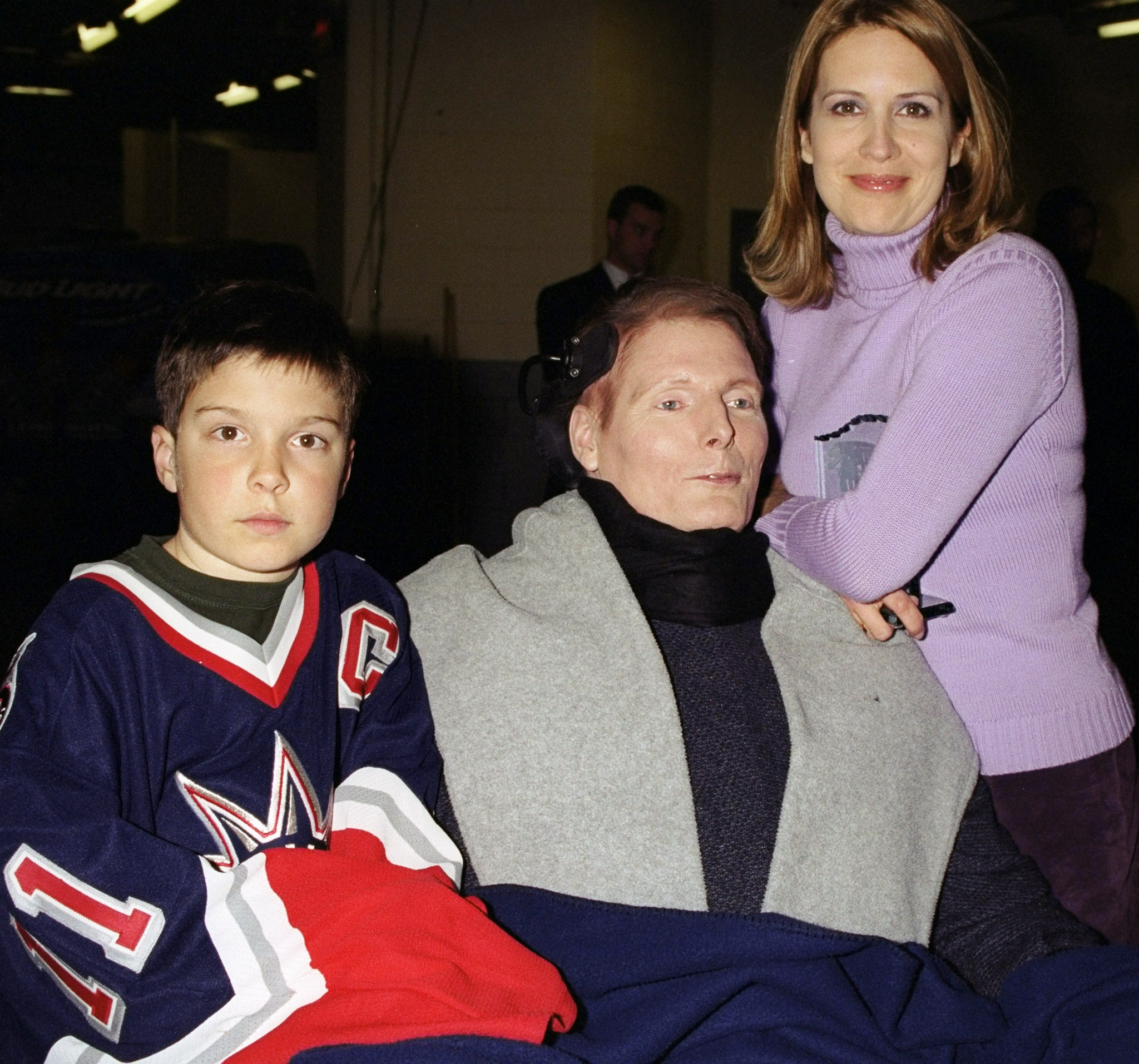 La famosa estrella fallecida, su esposa y su hijo en SuperSkate el 7 de enero de 2001, en el Madison Square Garden de Nueva York | Fuente: Getty Images