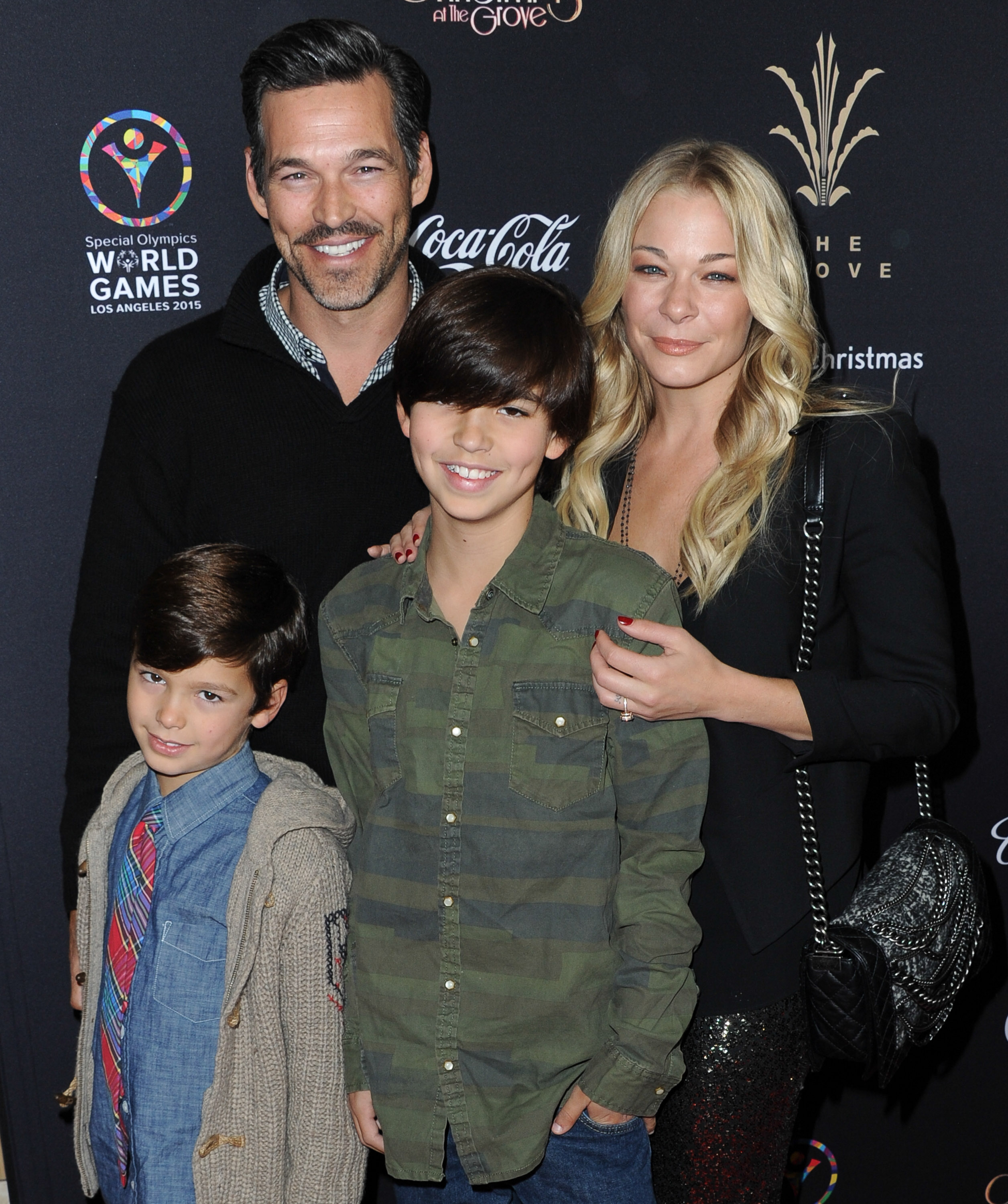 El actor con sus hijos y su esposa LeAnn Rimes en el 12º Espectacular Encendido Anual del Árbol de Navidad de The Grove el 16 de noviembre de 2014, en Los Ángeles, California | Fuente: Getty Images