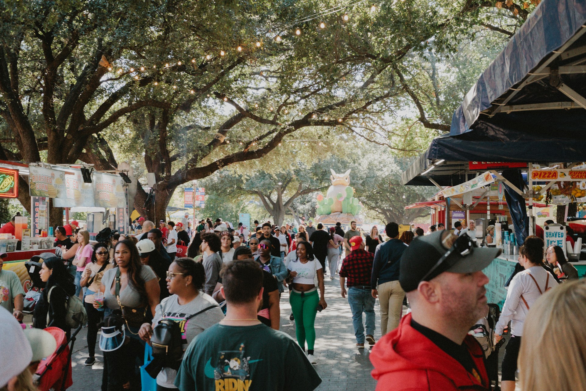 Una multitud en una feria | Fuente: Unsplash