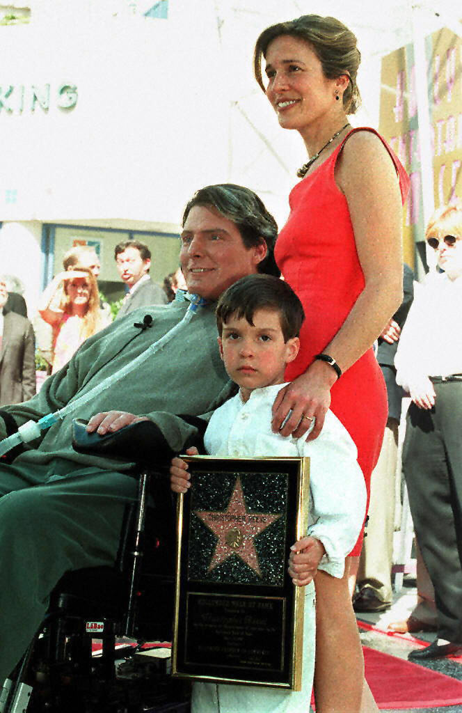 Christopher Reeve con Dana Reeve y Will Reeve tras ser honrado con una estrella en el Paseo de la Fama de Hollywood el 15 de abril de 1997, en Los Ángeles, California. | Fuente: Getty Images