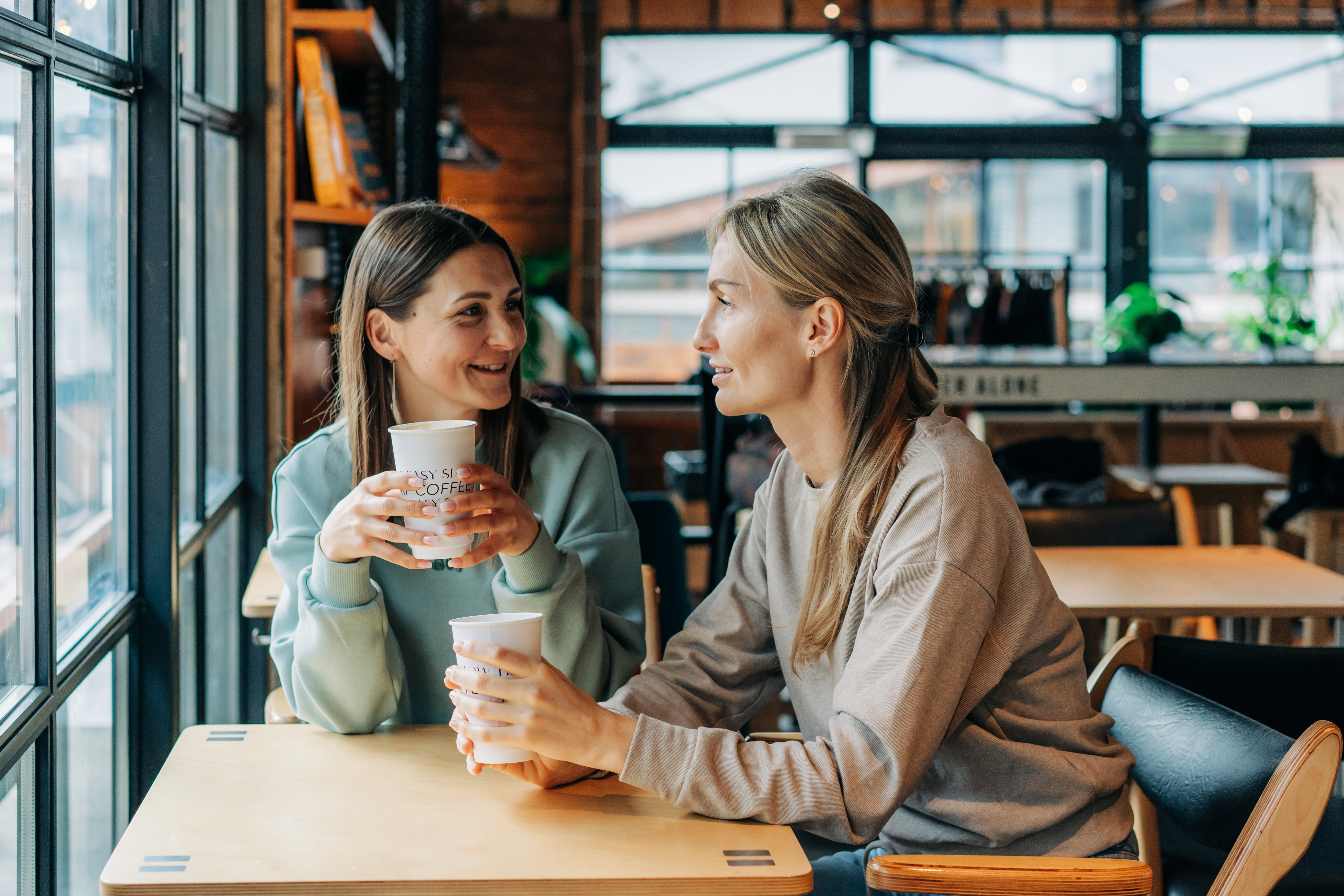 Dos mujeres tomando café | Foto: Getty Images