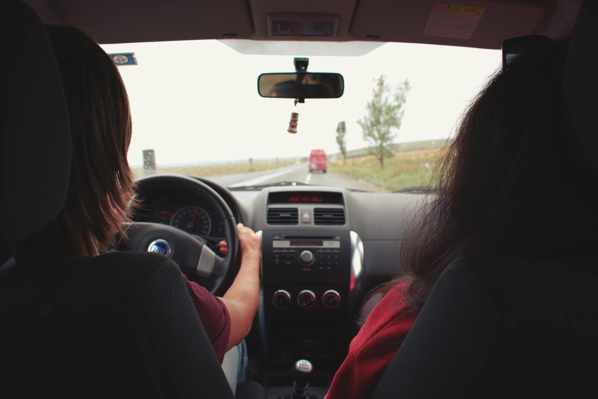 Mujeres sentadas en un automóvil | Foto: Pexels