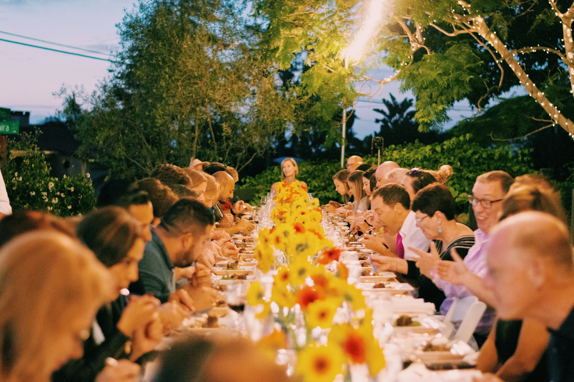 Gente disfrutando de una comida caliente | Fuente: Unsplash