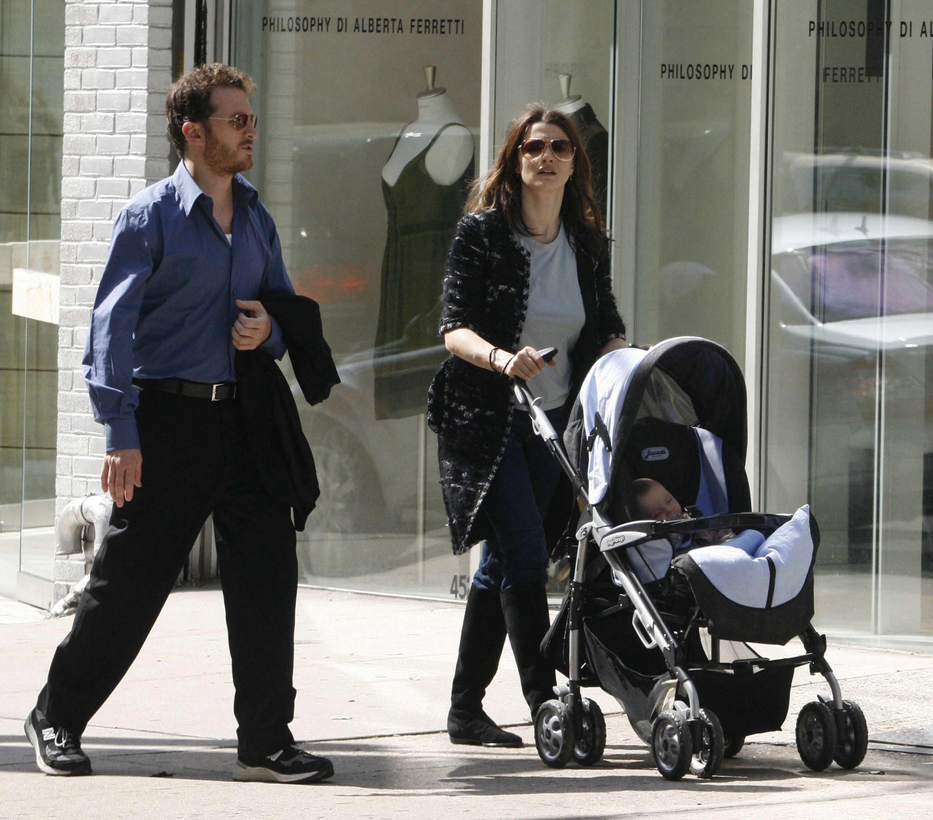 Rachel Weisz y Darren Aronofsky fotografiados con su hijo en Nueva York el 2 de octubre de 2006 | Fuente: Getty Images