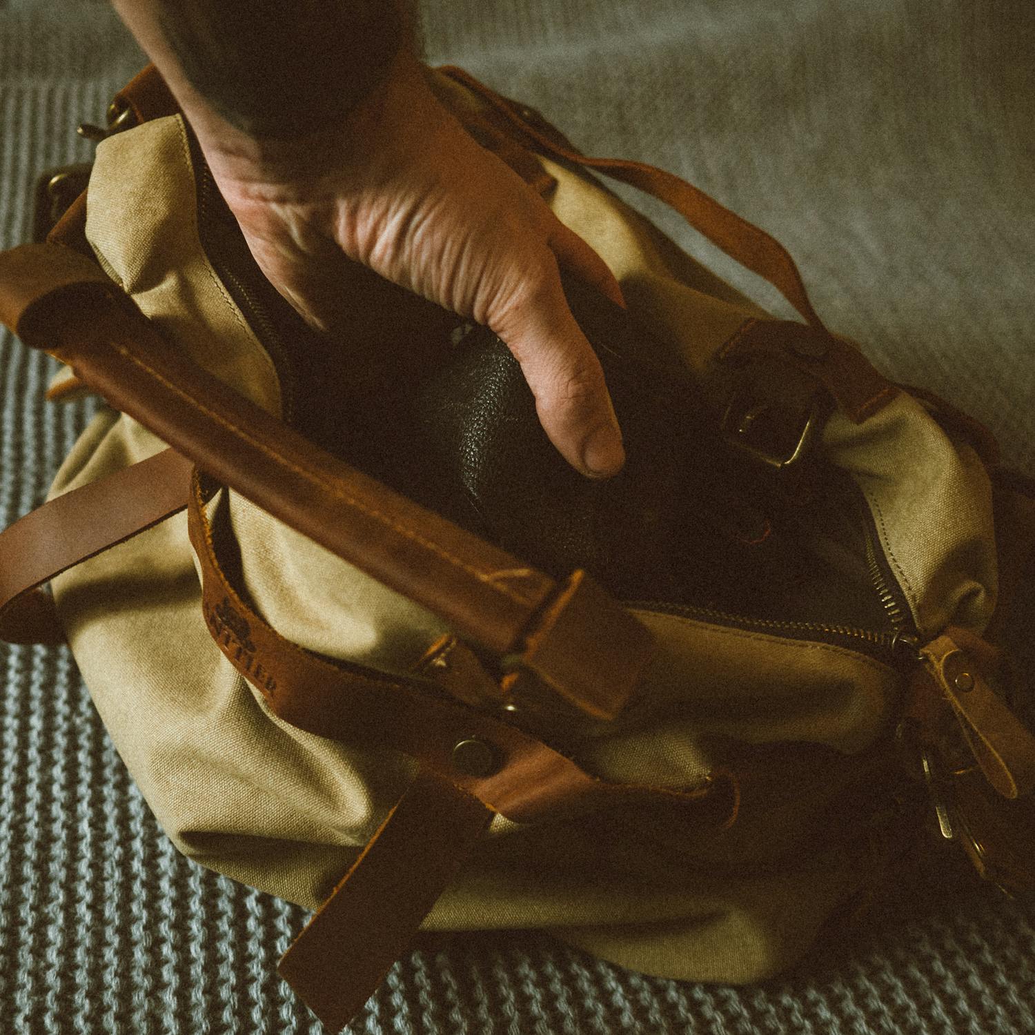 Un hombre haciendo la maleta ⏐ Fuente: Pexels