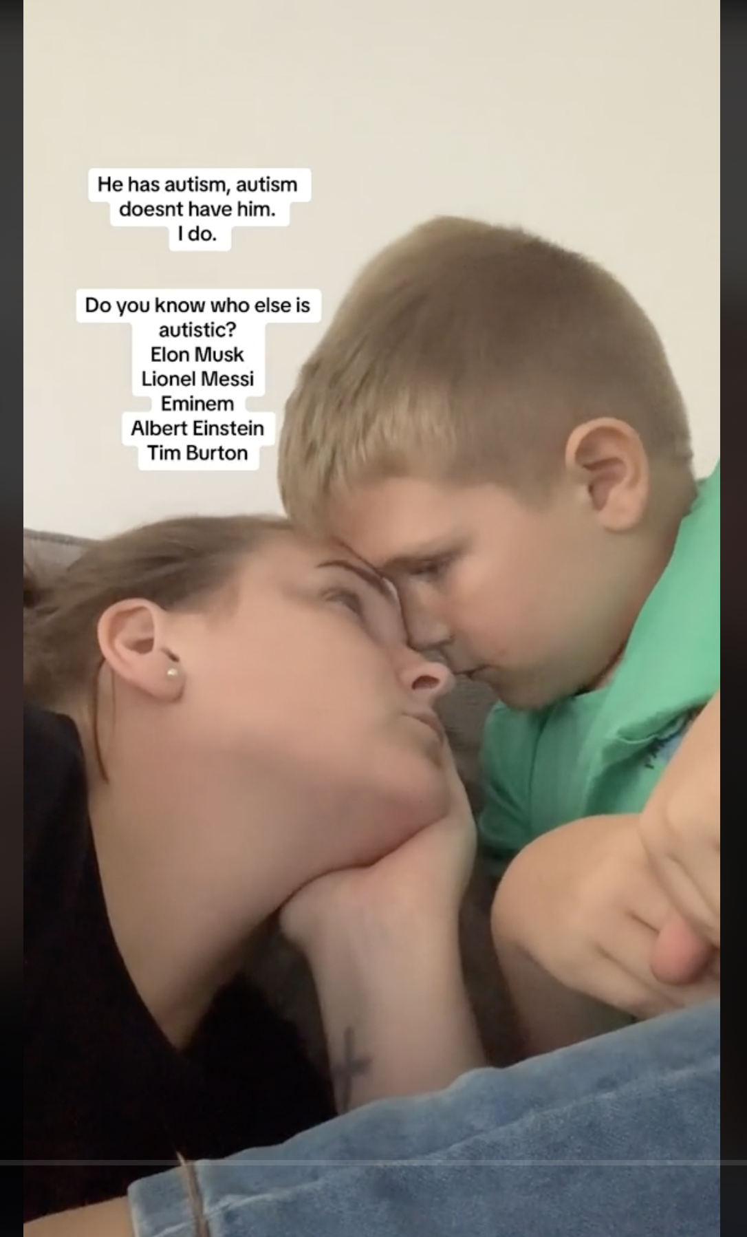 Katie Johnson con su hijo autista, en un vídeo del 21 de julio de 2023 | Fuente: TikTok/katiejohnston07