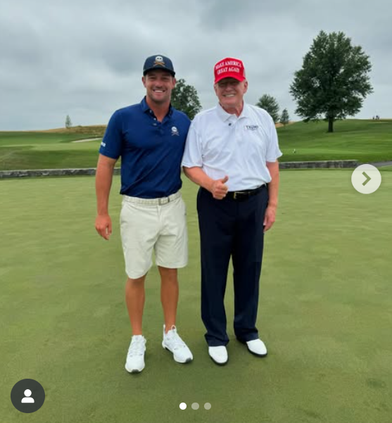 El 23 de julio, Donald Trump se encuentra junto al golfista Bryson DeChambeau en el Trump National Golf Club de Bedminster. Lleva su gorra roja y un polo blanco metido por dentro, sonríe bajo un cielo nublado con la cara sonrojada, mientras que su cuello y sus manos parecen mucho más claros. | Fuente: Instagram/trumpgolf