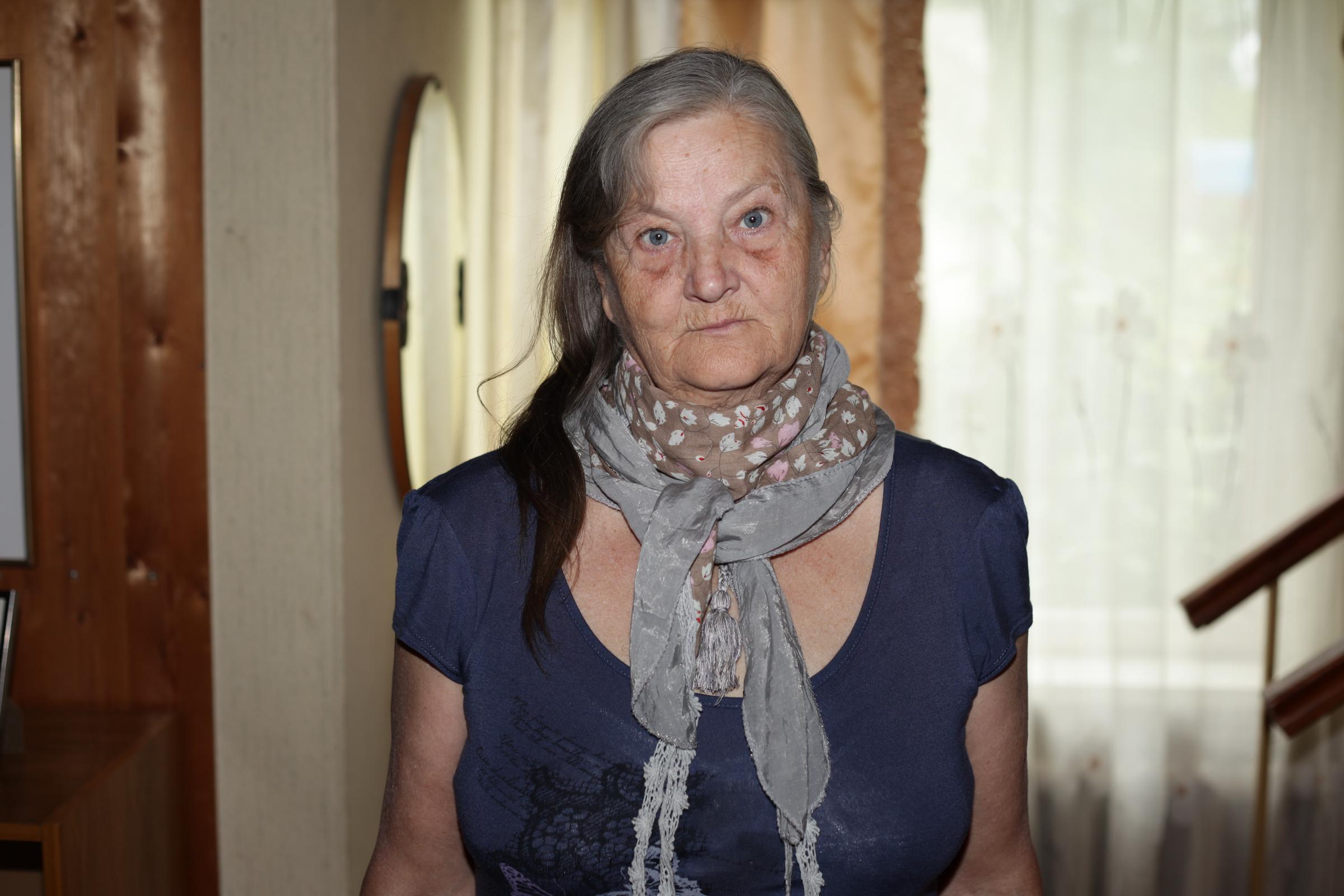 Anciana mirando a alguien fuera de cámara | Fuente: Shutterstock