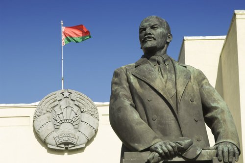 Escultura de Lenin y bandera bielorrusa en Minsk. | Fuente: Shutterstock