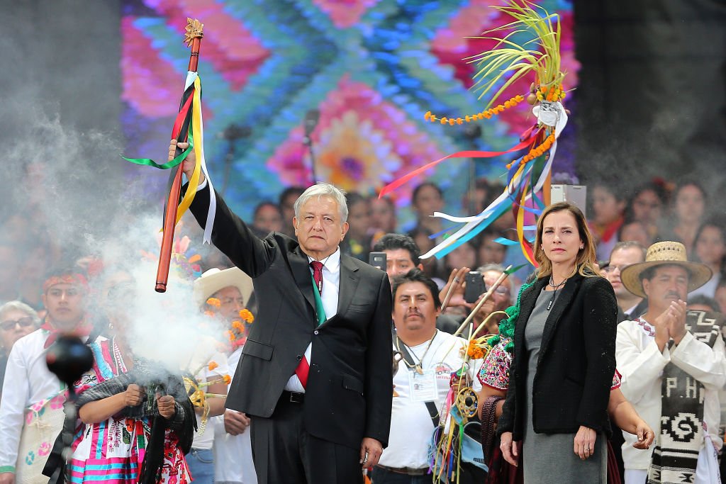 Andrés Manuel López Obrador y su esposa en una ceremonia indígena durante la Investidura Presidencial.| Foto: Getty Images
