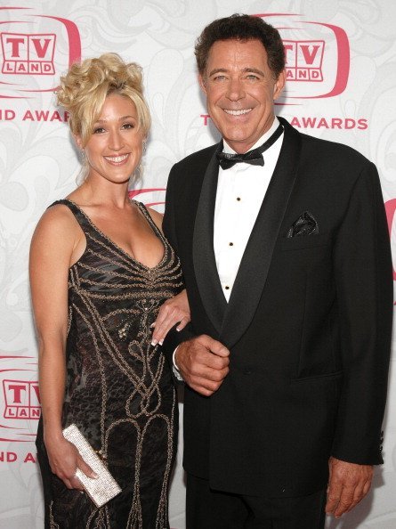 Barry Williams y Elizabeth Kennedy durante la 5ta entrega anual de los premios TV Land. | Foto: Getty Images