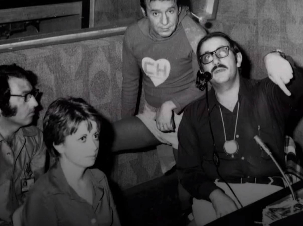 Carmen Ochoa junto a Roberto Gómez Bolaños y otros integrantes de la producción de "El Chapulín Colorado" | Fuente: TikTok/famososunivision