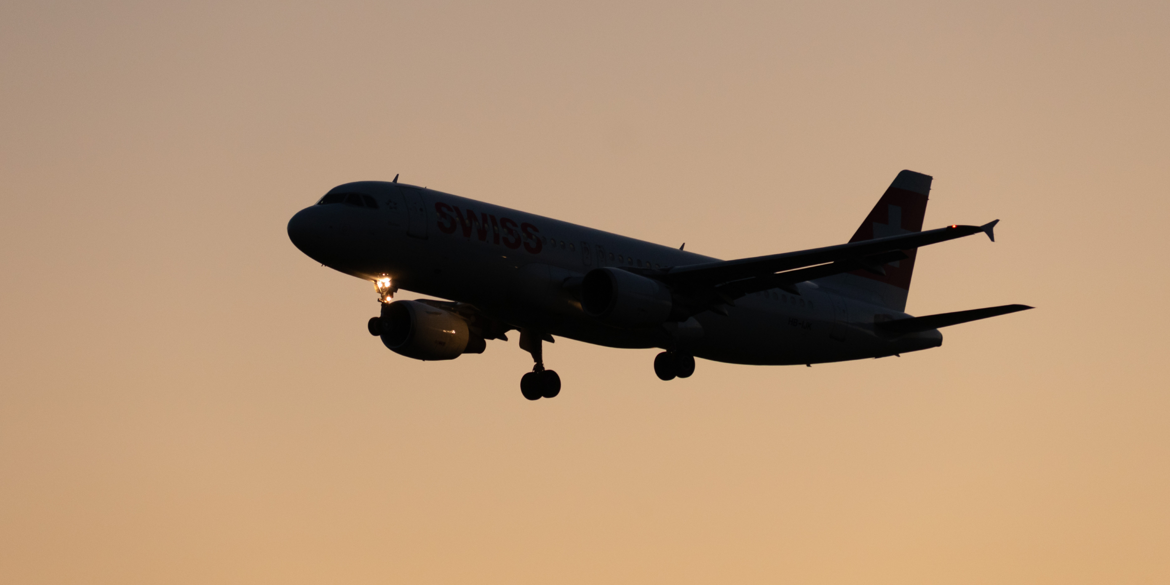 Un avión surcando el cielo | Fuente: Shutterstock