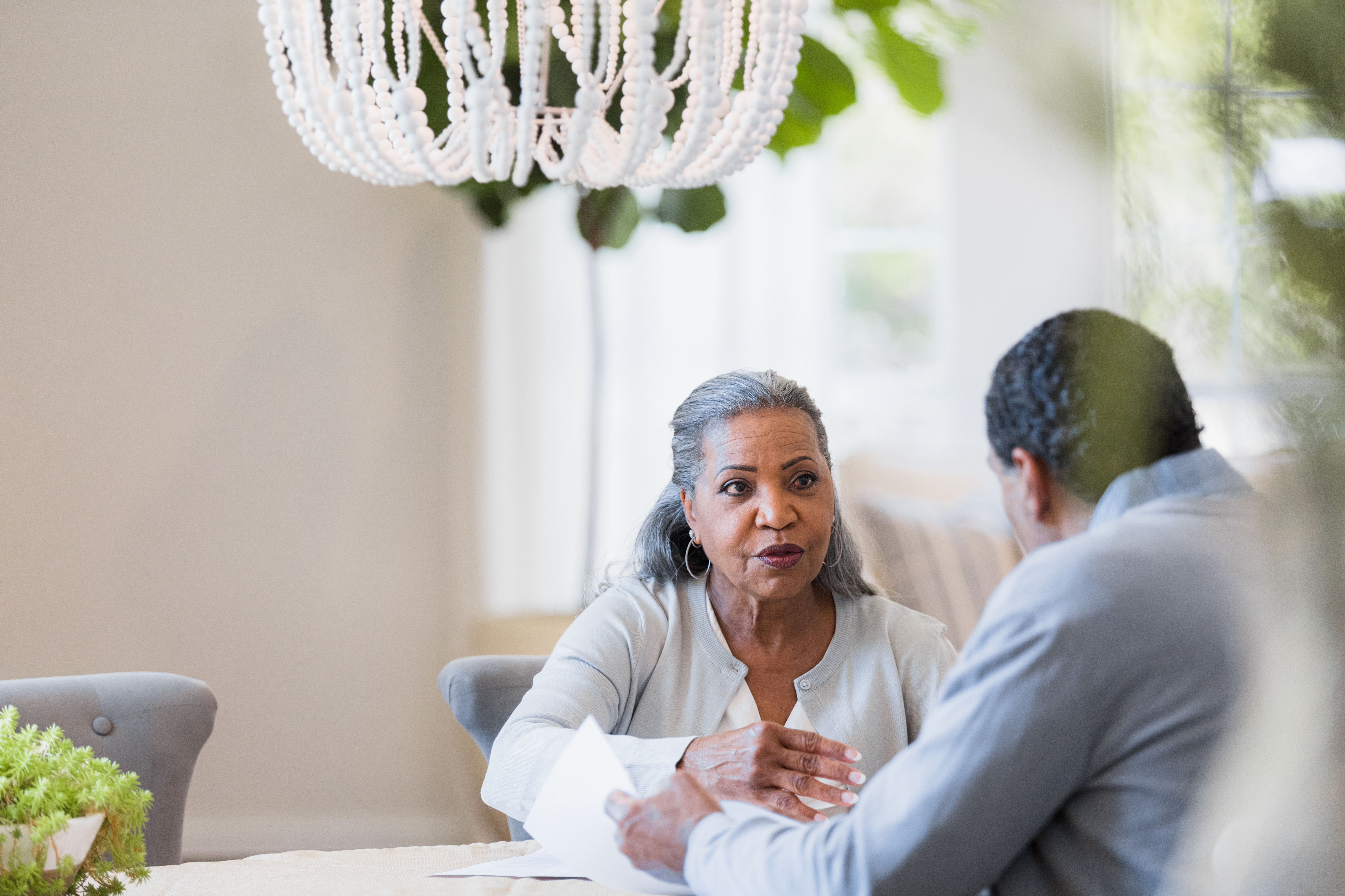 Una pareja de ancianos tiene una seria discusión sobre las finanzas domésticas | Foto: Getty Images