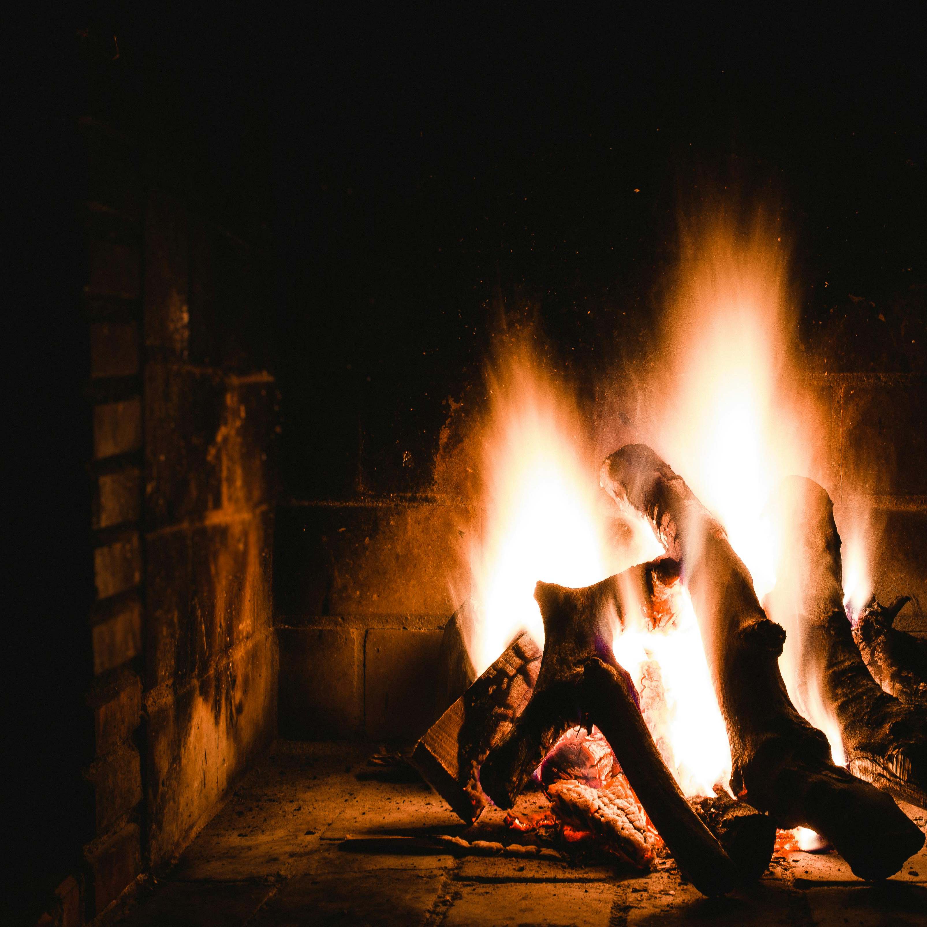 Un fuego ardiendo en un hogar | Fuente: Pexels