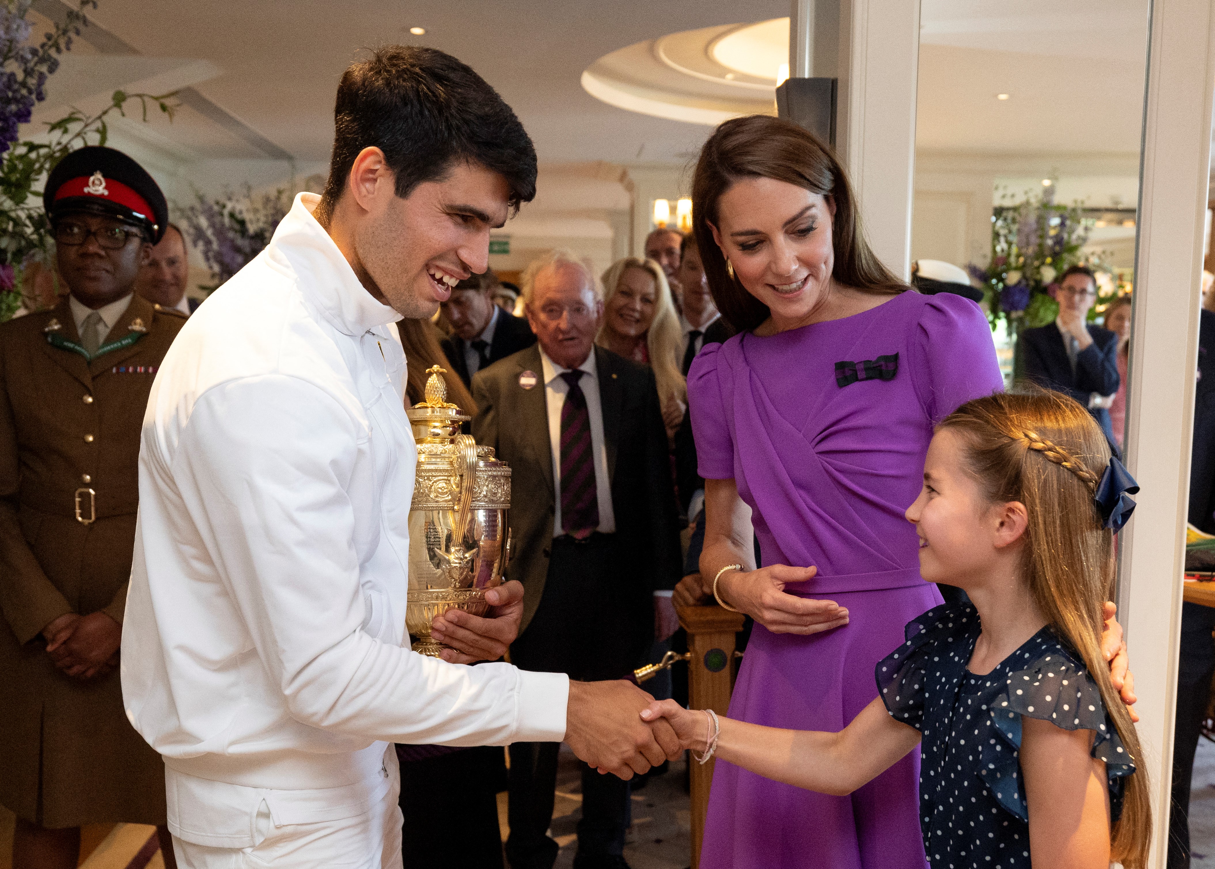 Carlos Alcaraz fotografiado con Kate Middleton y la princesa Charlotte en The Clubhouse tras su victoria en el Campeonato de Wimbledon el 14 de julio de 2024, Londres, Inglaterra | Fuente: Getty Images