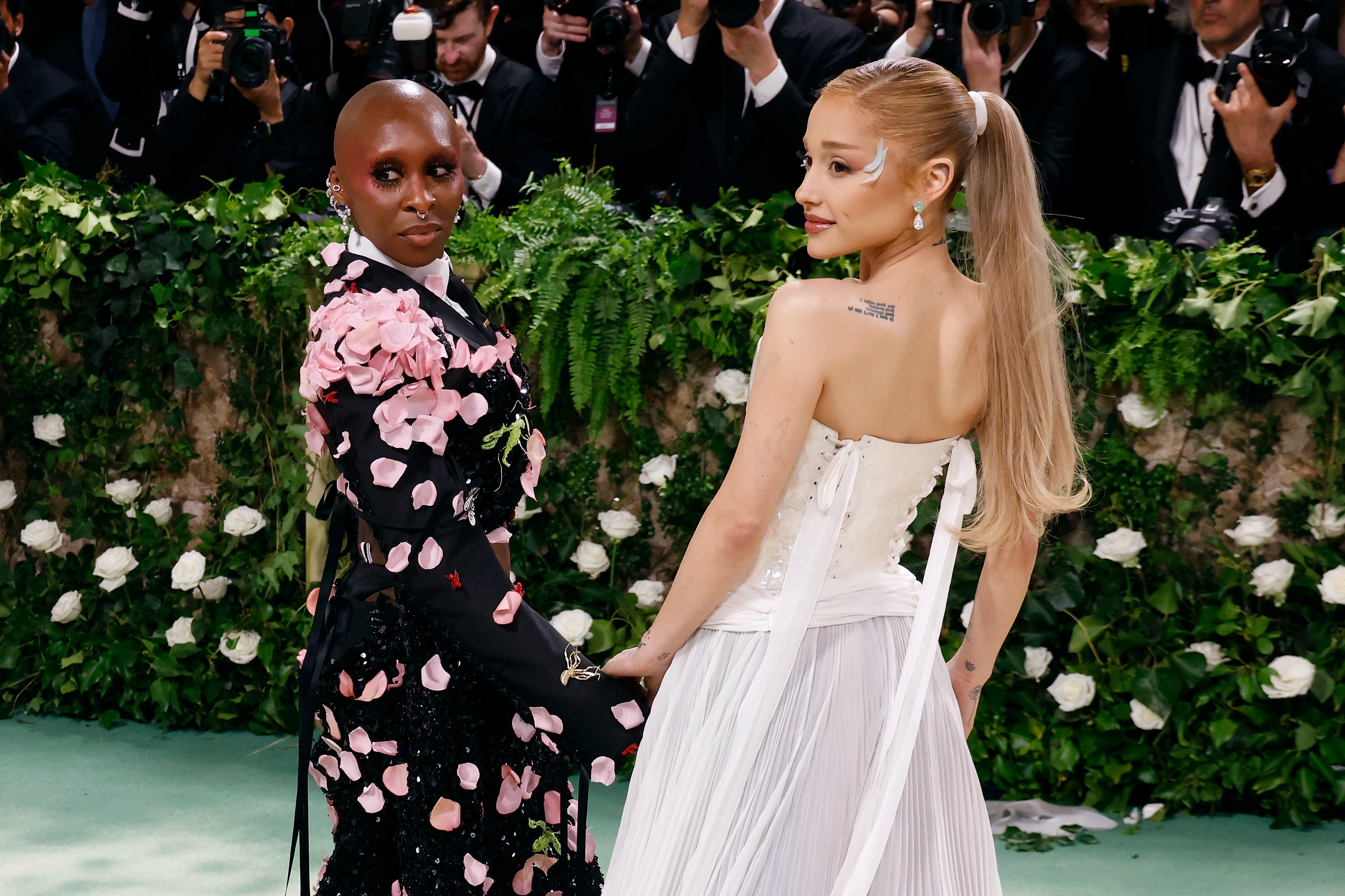 Cynthia Erivo y Ariana Grande asisten a la gala benéfica del Costume Institute 2024 "Sleeping Beauties: Reawakening Fashion" en el Museo Metropolitano de Arte de Nueva York, el 6 de mayo de 2024 | Fuente: Getty Images