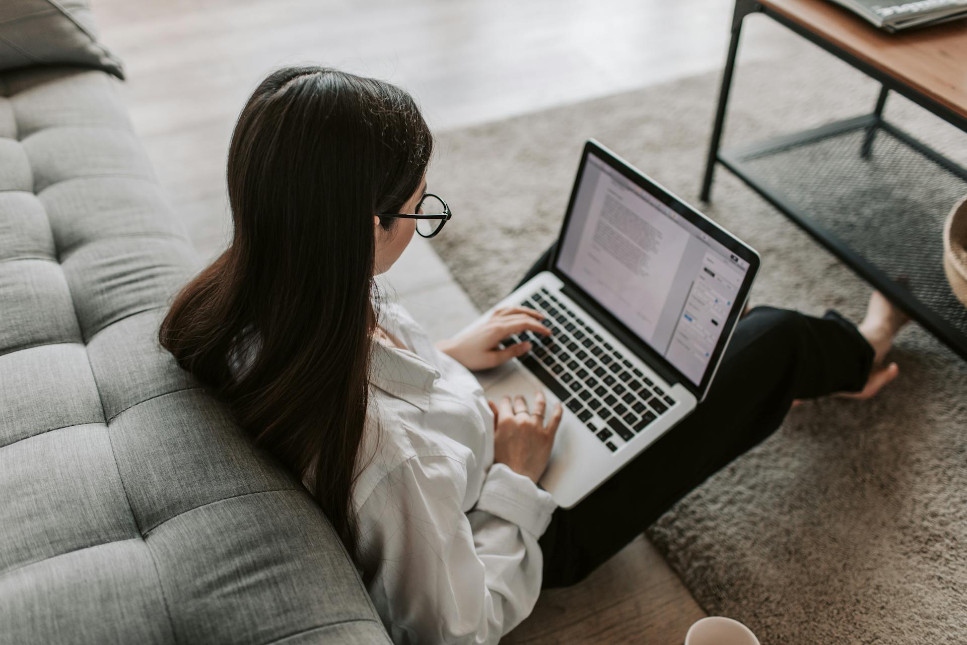 Una mujer preparando invitaciones digitales | Fuente: Pexels