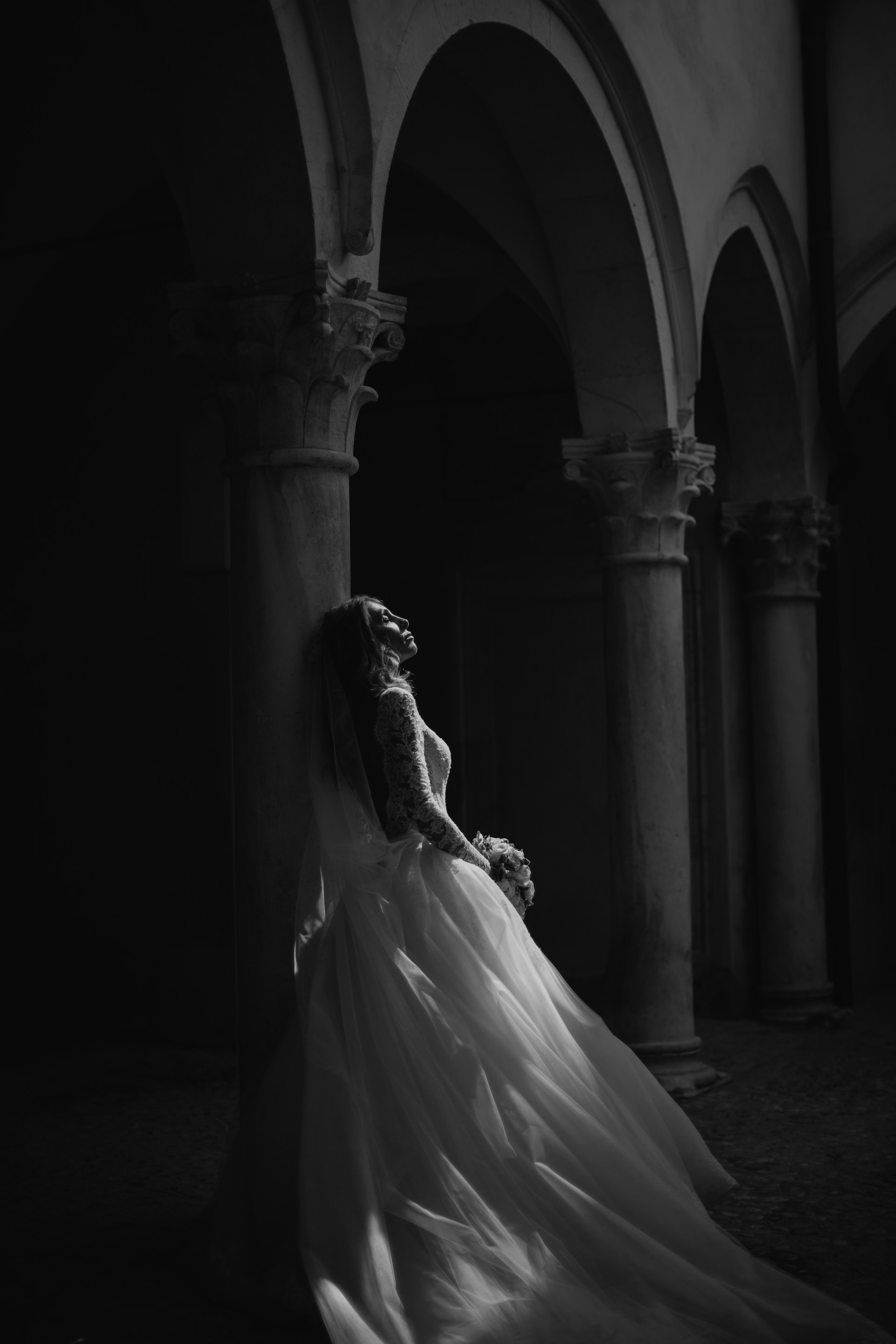 Una novia apoyada en una columna | Fuente: Unsplash