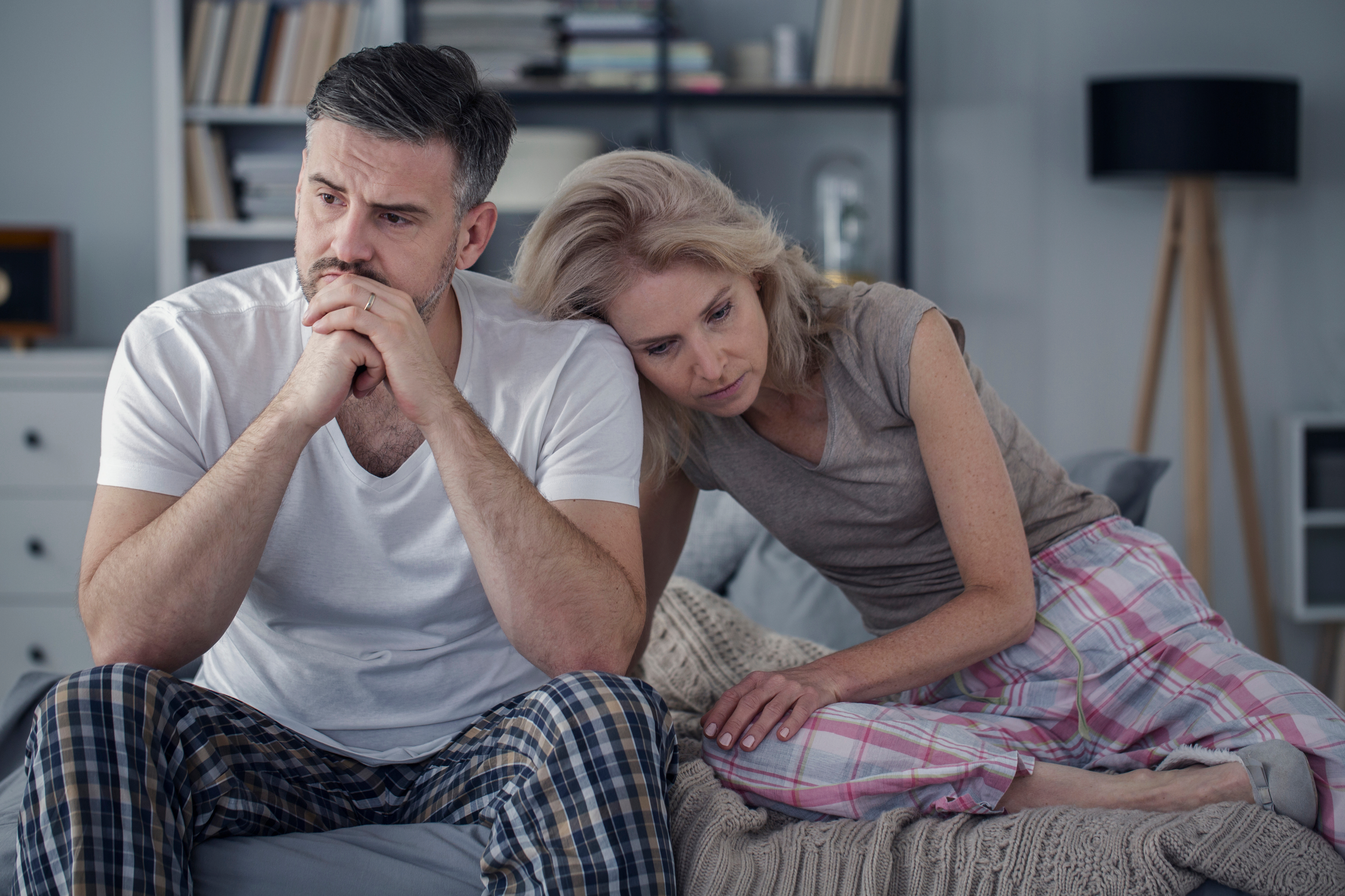 Foto de una pareja con el corazón roto y circunstancias devastadoras. | Foto: Shutterstock