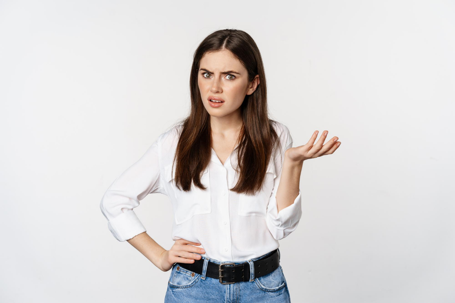 Una mujer enfadada y despistada | Fuente: Freepik