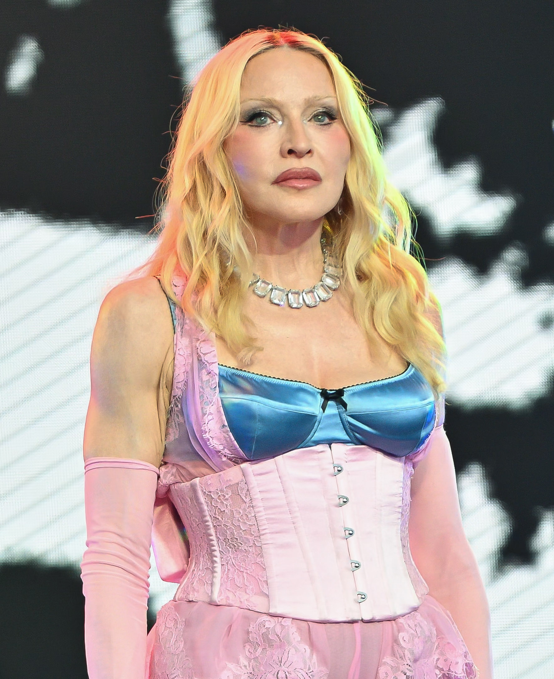 Madonna se presenta durante un concierto sorpresa en Times Square en la ciudad de Nueva York el 4 de junio de 2026. La aparición ocurrió después de que una fuente dijera que ella quería verse menos esculpida, aunque Madonna no ha confirmado haber realizado ningún cambio específico en sus rellenos faciales. | Fuente: Getty Images