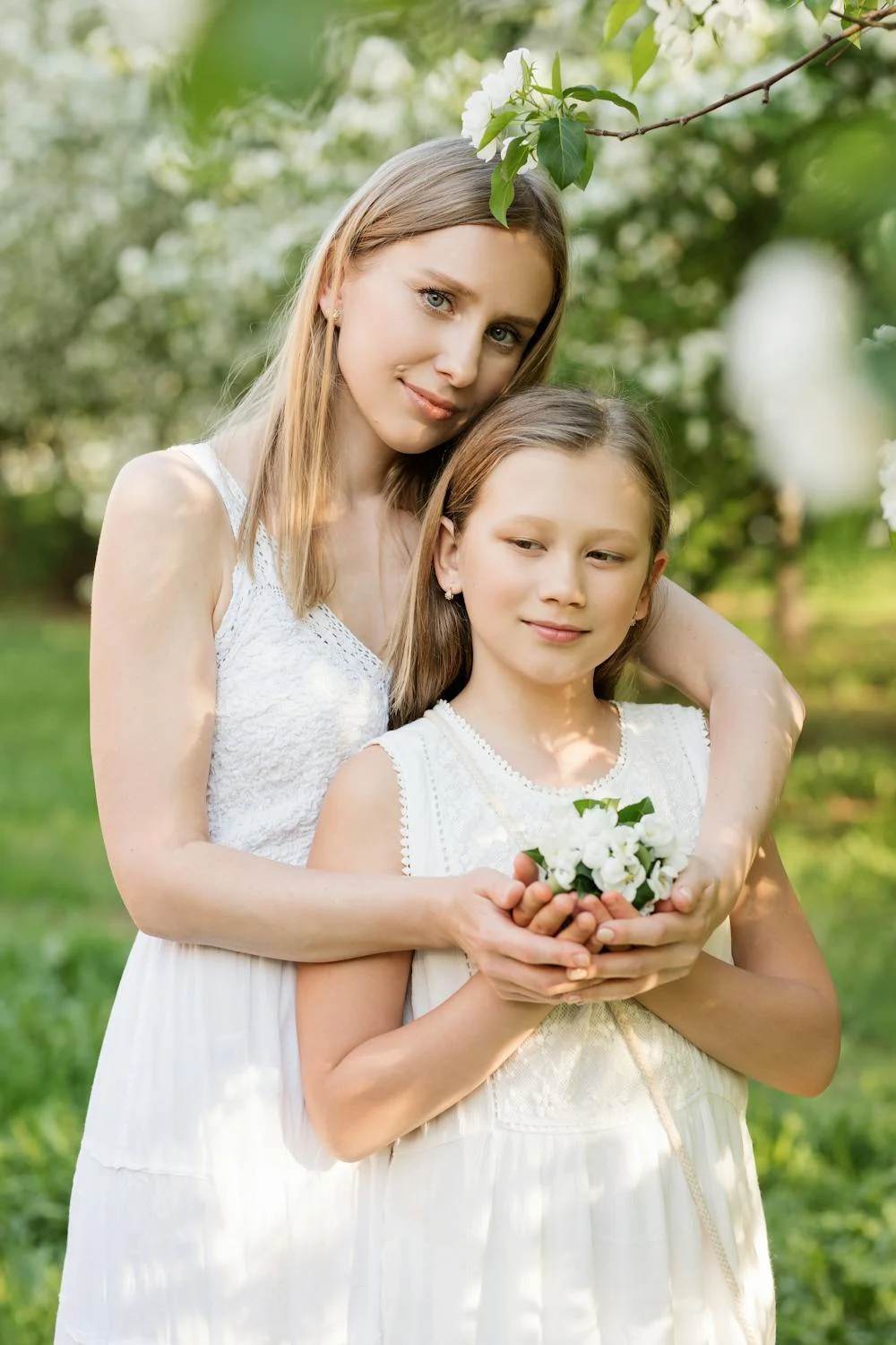 Una mujer y su hija en un jardín | Fuente: Pexels