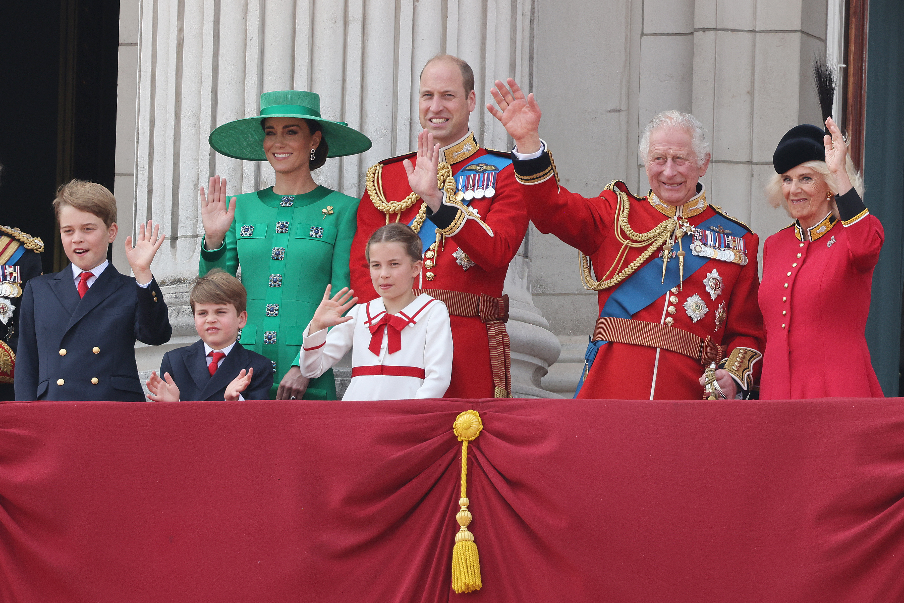 La princesa Catherine, el príncipe William, la reina Camilla, el rey Charles III, el príncipe George, la princesa Charlotte y el príncipe Louis en el balcón del palacio de Buckingham durante Trooping the Colour el 17 de junio de 2023 en Londres, Inglaterra | Foto: Getty Images