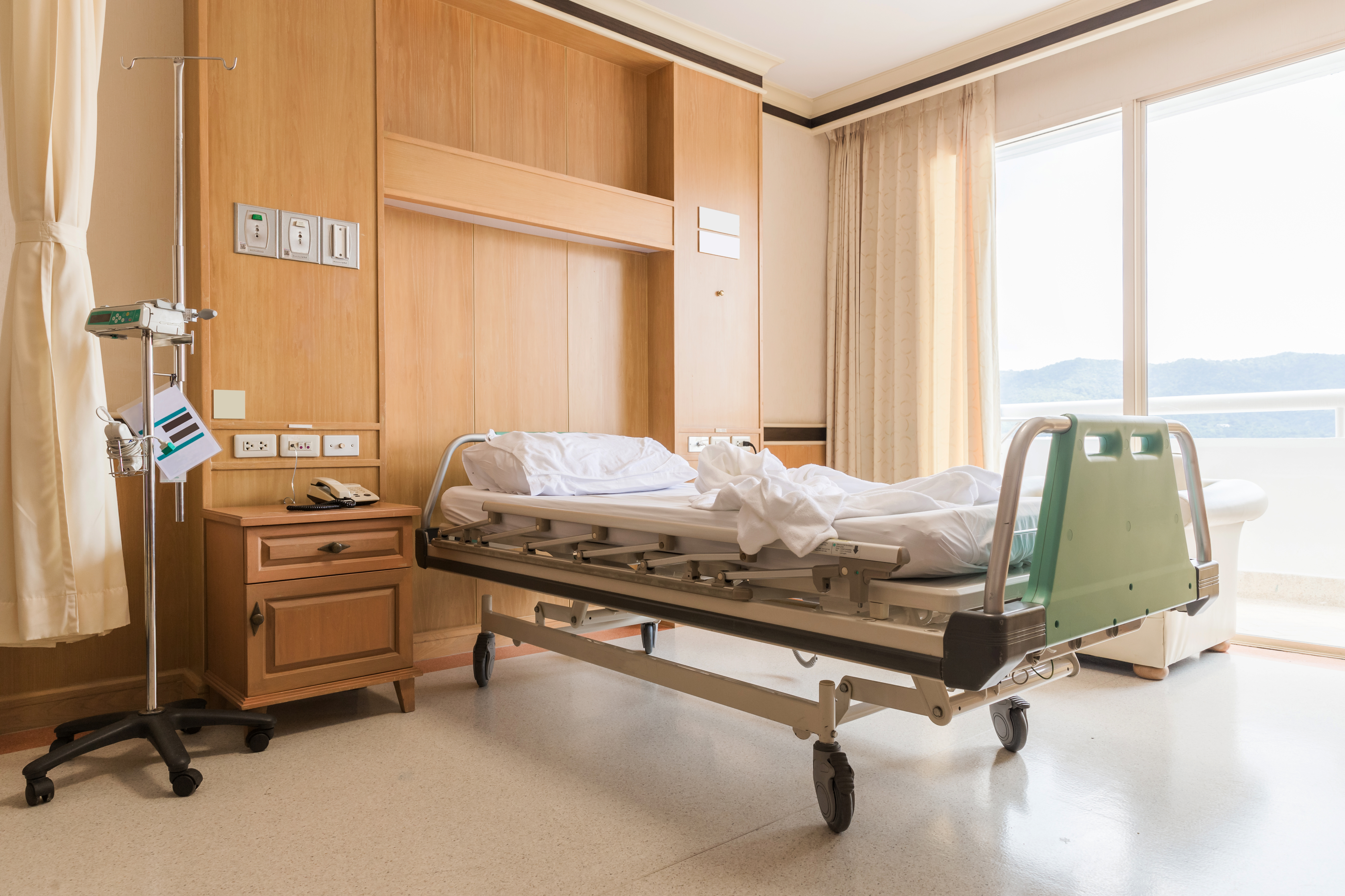 Interior de una habitación de hospital vacía | Fuente: Shutterstock