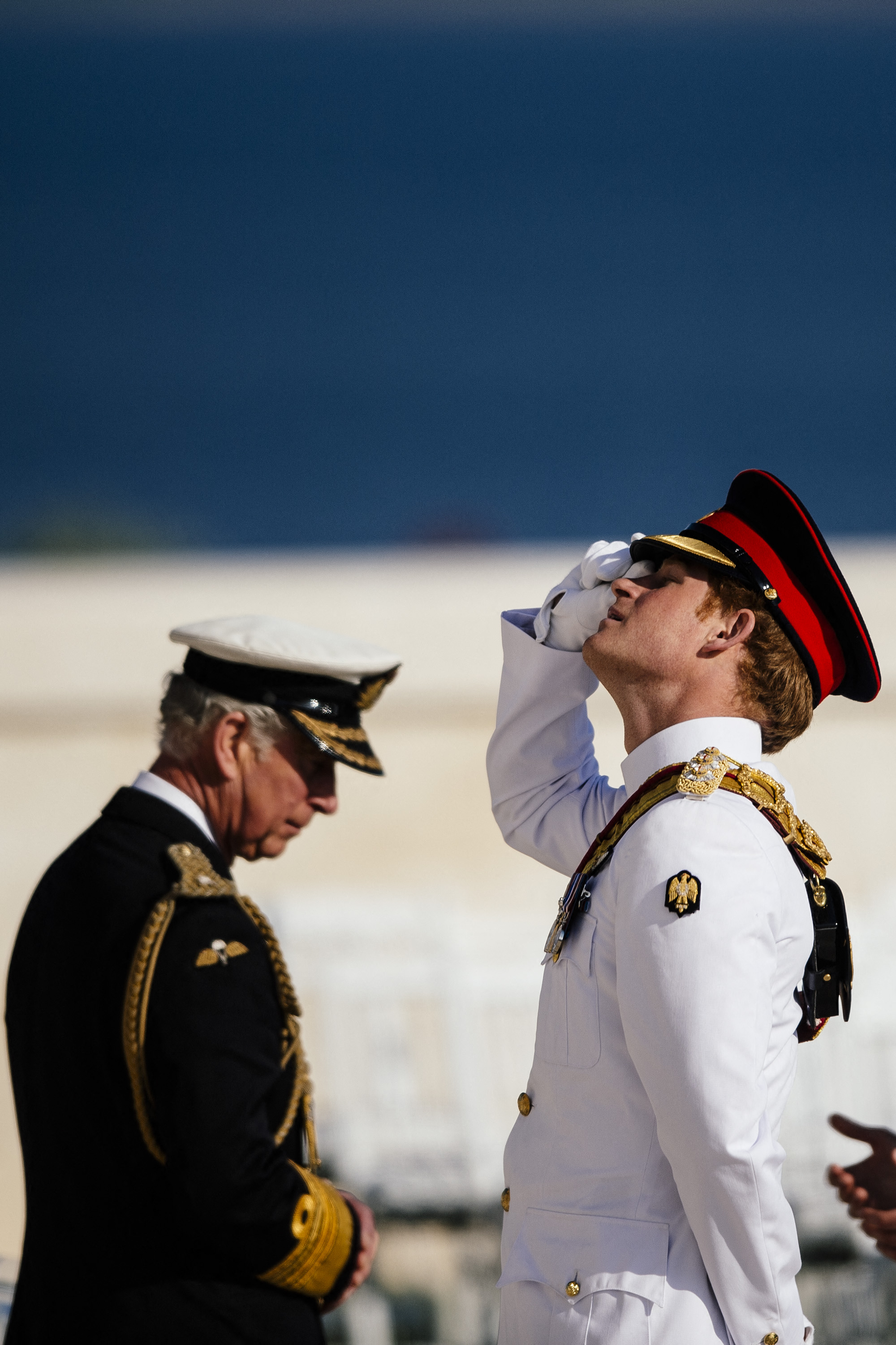 El rey Charles III y el príncipe Harry asisten a un servicio conmemorativo del centenario del inicio de la Batalla de Galípoli en la península de Galípoli, Turquía, el 24 de abril de 2015 | Fuente: Getty Images