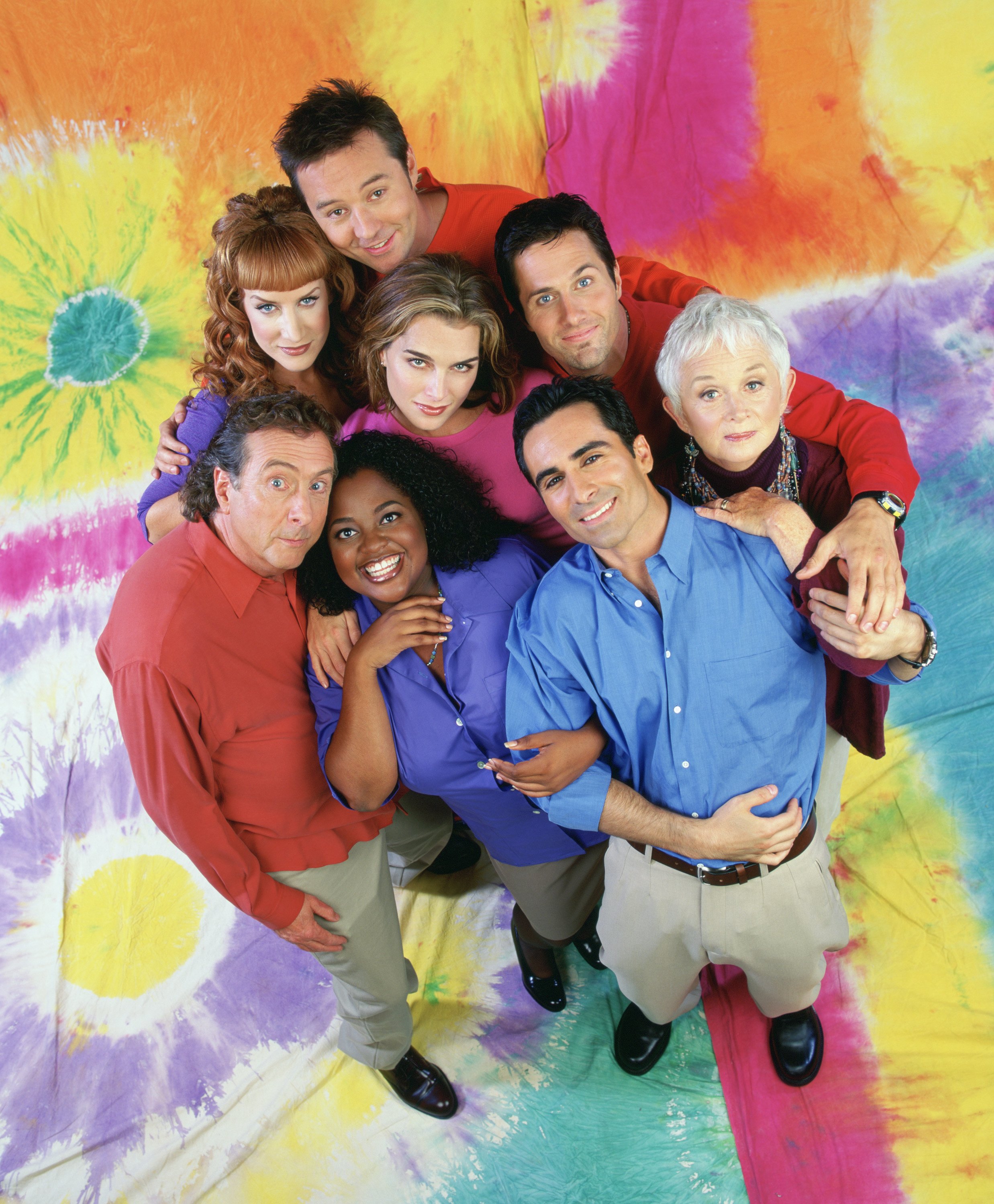 Kathy Griffin con sus compañeros de reparto de la 4ª temporada de "Suddenly Susan" | Fuente: Getty Images