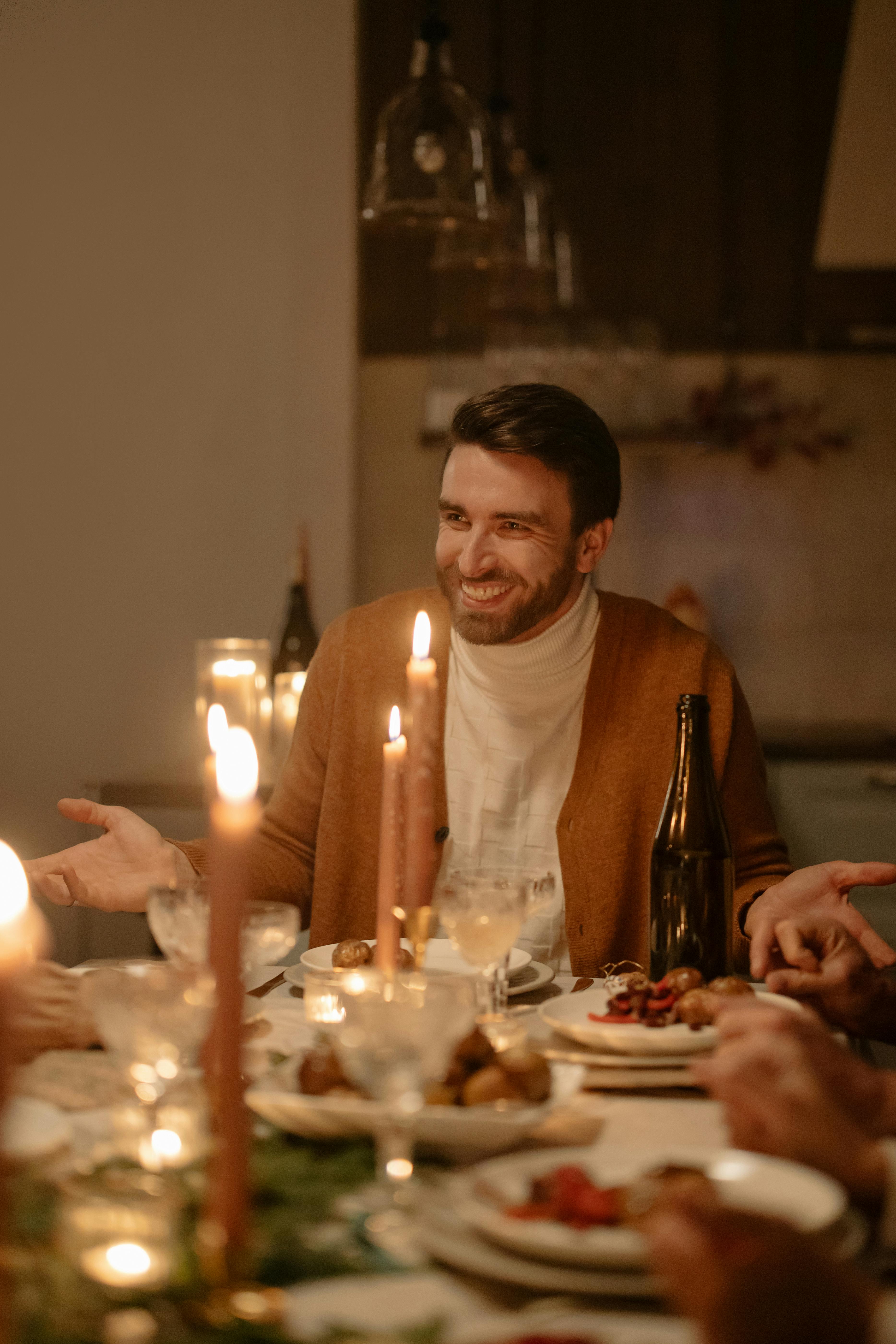 Un hombre feliz en la mesa | Fuente: Pexels