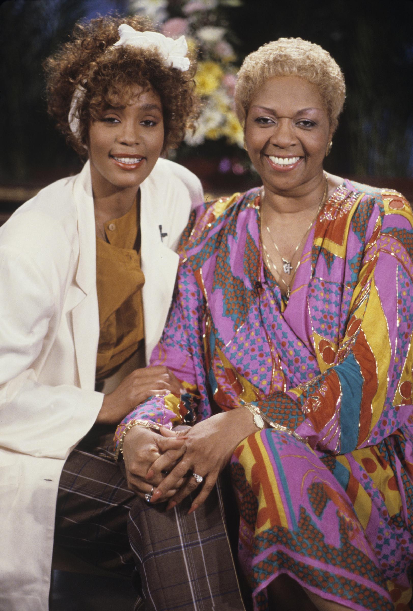 Whitney y Cissy Houston en ABC el 10 de mayo de 1987 | Fuente: Getty Images