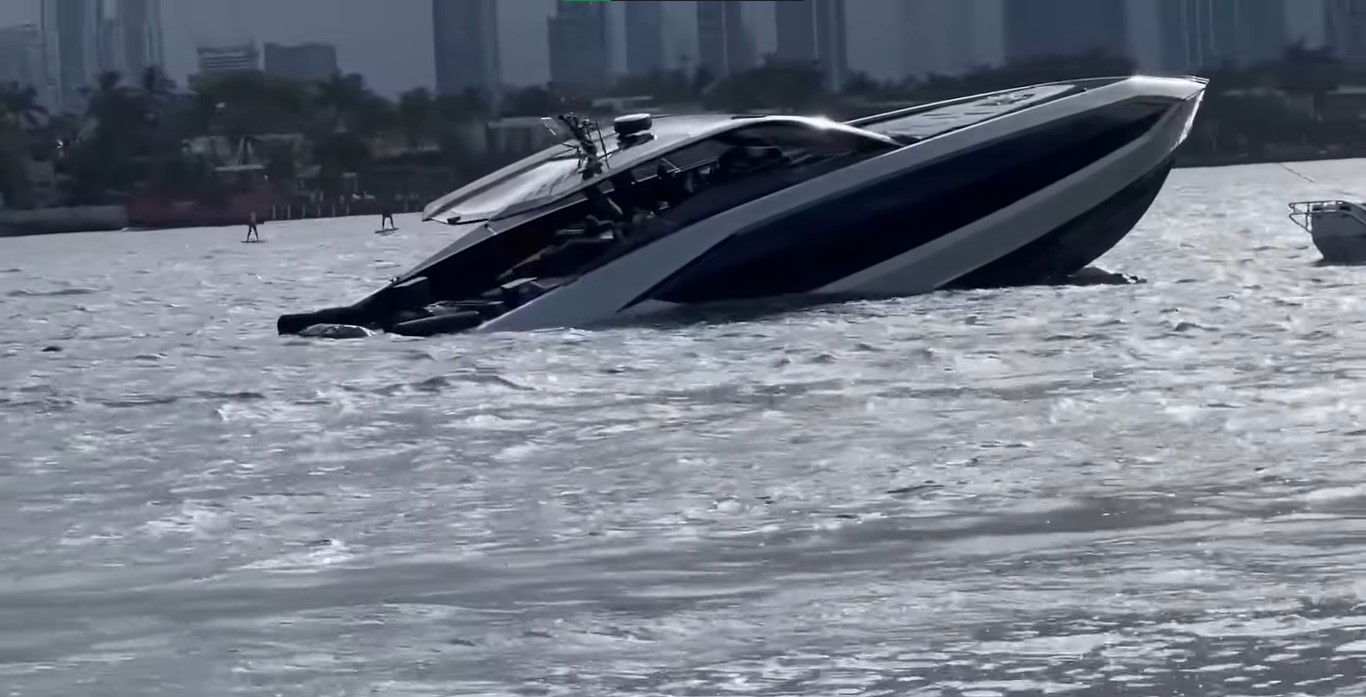 El yate hundido. | Foto: YouTube/New York Post