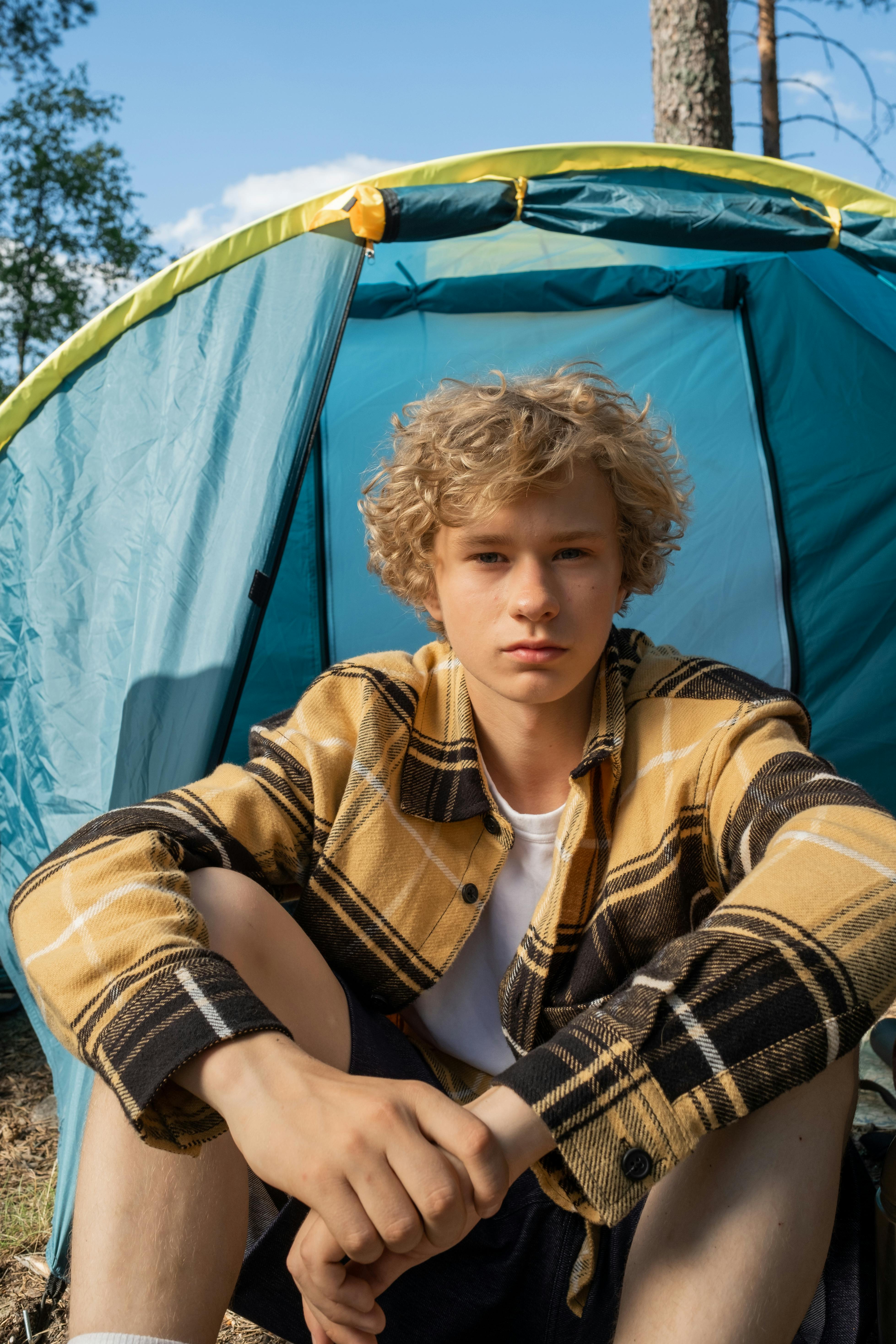 Un adolescente en un campamento | Fuente: Pexels